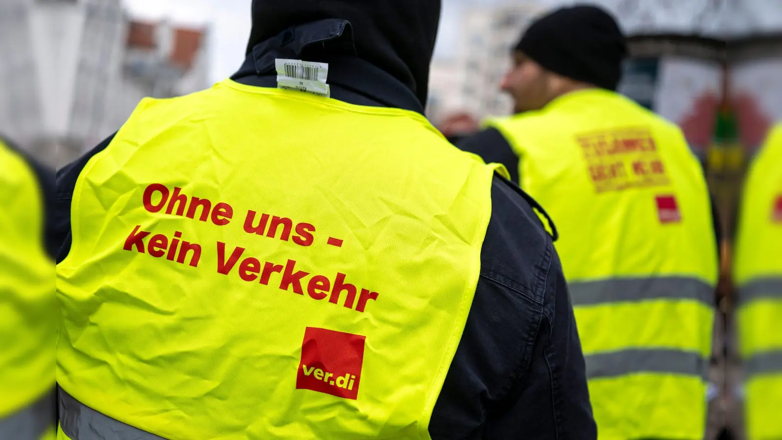 Im Tarifkonflikt im bayerischen Nahverkehr setzt die Gewerkschaft Verdi auf Warnstreiks. (Archivbild) (Bild: Peter Kneffel/dpa)