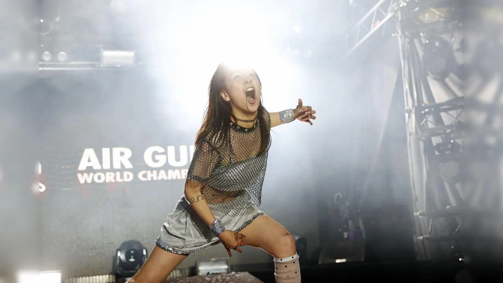 Nanami „Seven Seas“ Nagura aus Japan gewinnt den Luftgitarrenwettbewerb in Oulu. (Bild: Eeva Riihelä/Lehtikuva/dpa)