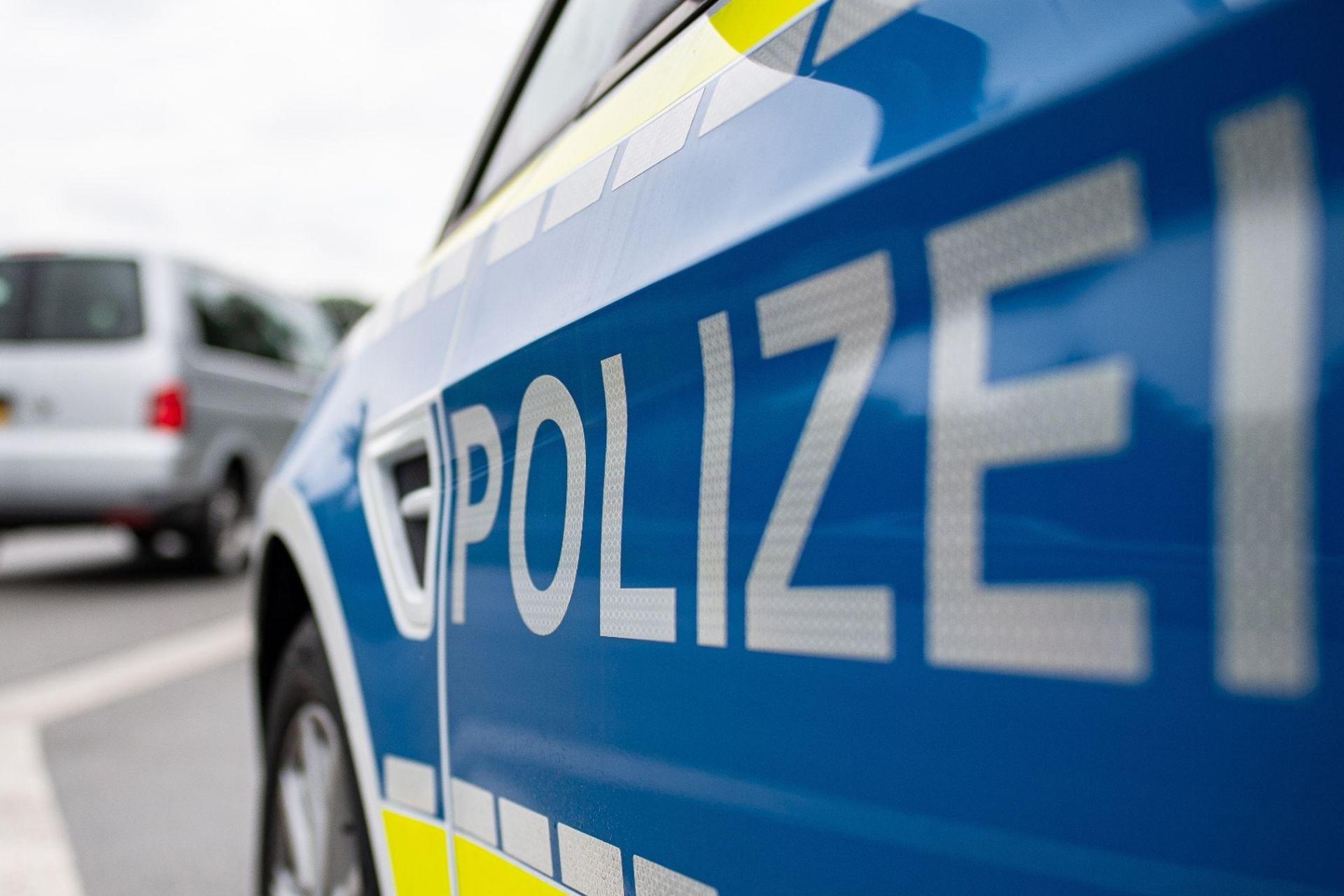 Über die A 6, die A 93, Latsch und Neunkirchen flüchtete ein 23-Jähriger in einem gestohlenen Auto vor der Polizei. Doch seine Flucht endete in Neunkirchen. (Symbolbild: Guido Kirchner / dpa)