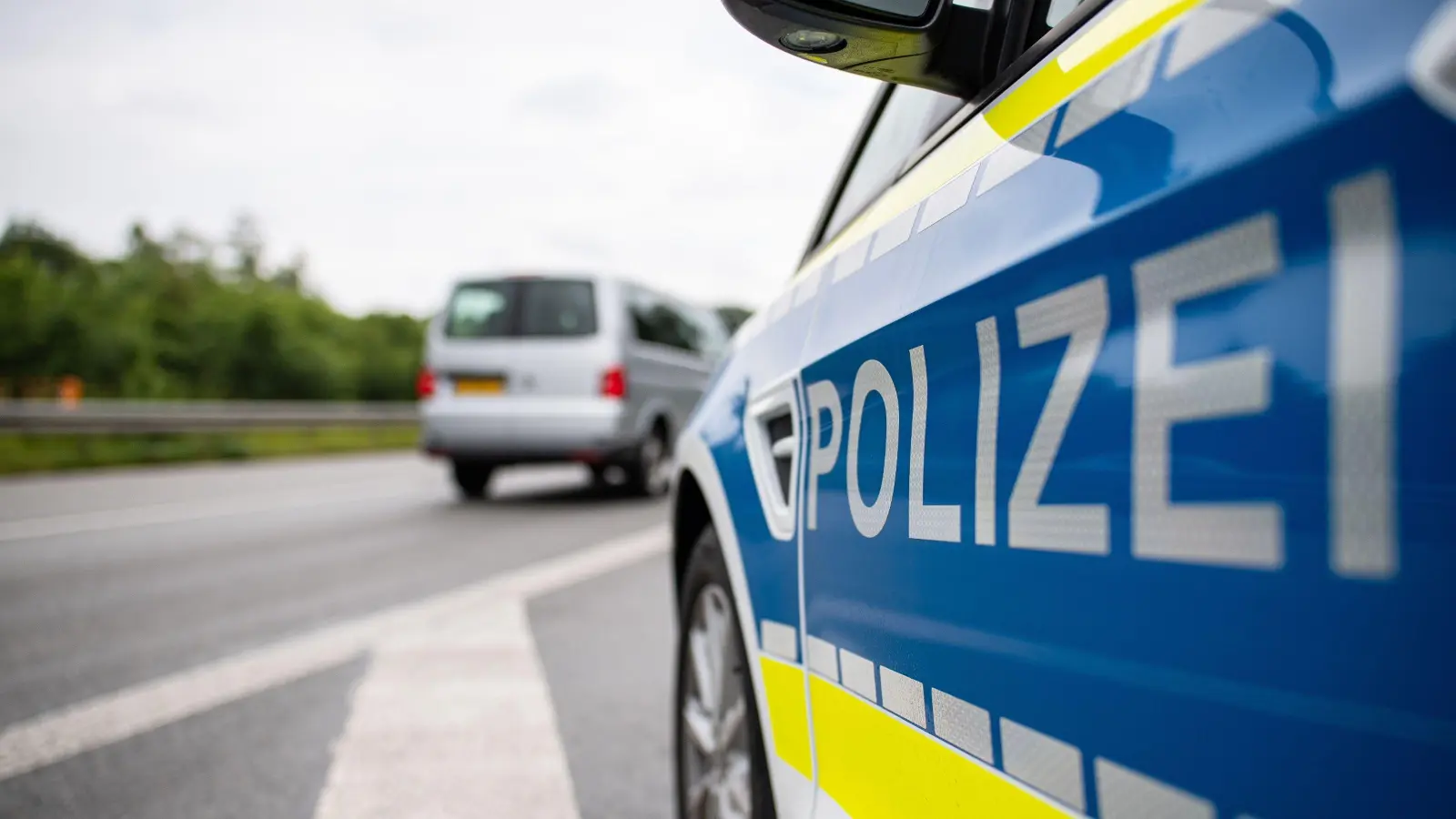 Die Polizei verfolgte am Samstagabend einen 20-jährigen Mercedes-Fahrer, der versuchte, mit sehr hoher Geschwindigkeit vor einer Kontrolle zu flüchten. (Bild: Guido Kirchner)