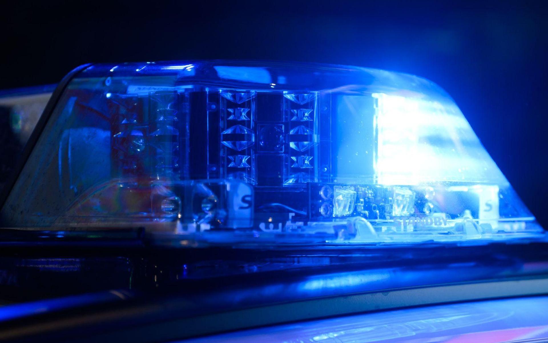 Zu zwei Unfallfluchten auf Supermarktparkplätzen in Altenstadt und Neustadt kam es in den vergangenen Tagen. (Symbolbild: Julian Stratenschulte/dpa)