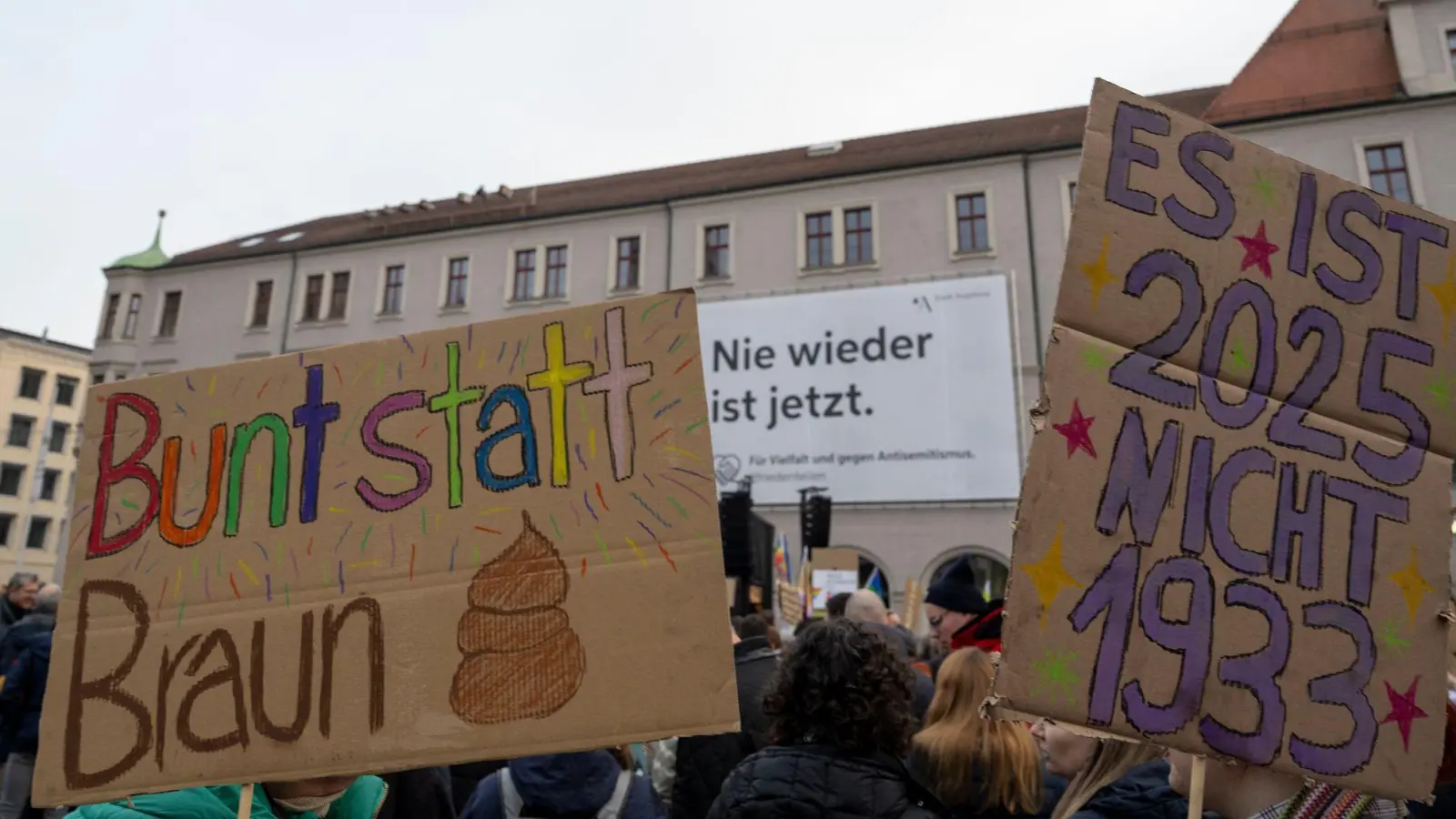 In Augsburg demonstrierten Menschen für Demokratie auch dort wurde das Lied „Wehrt euch” gesungen” (Bild: Stefan Puchner/dpa)