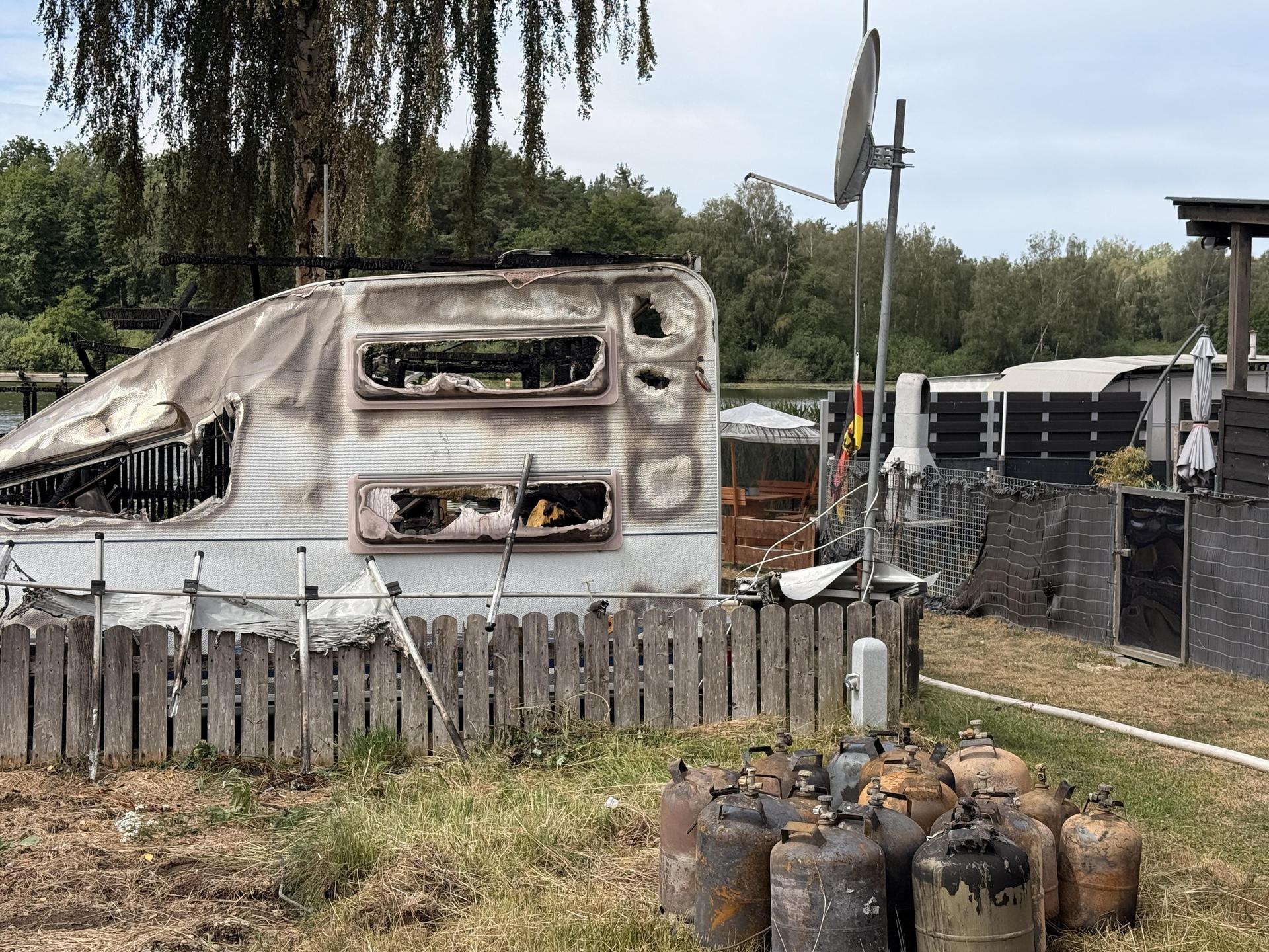 Der Brand auf dem Campingplatz „Hexenhäusl” zerstörte mehrere Wohnwagen. Die Ermittlungen gestalten sich schwierig.  (Bild: Gabi Schönberger)