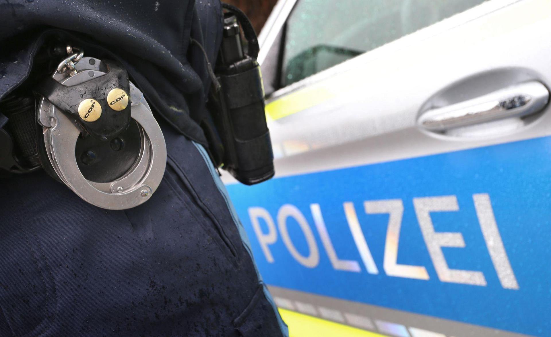 Ein Mann war aggressiv und hat sich mit Schieben und Drücken gegen einen Mitarbeiter gewehrt, nachdem er in einem Laden Ware mitnehmen wollte, ohne zu zahlen. (Symbolbild: Karl-Josef Hildenbrand/dpa)