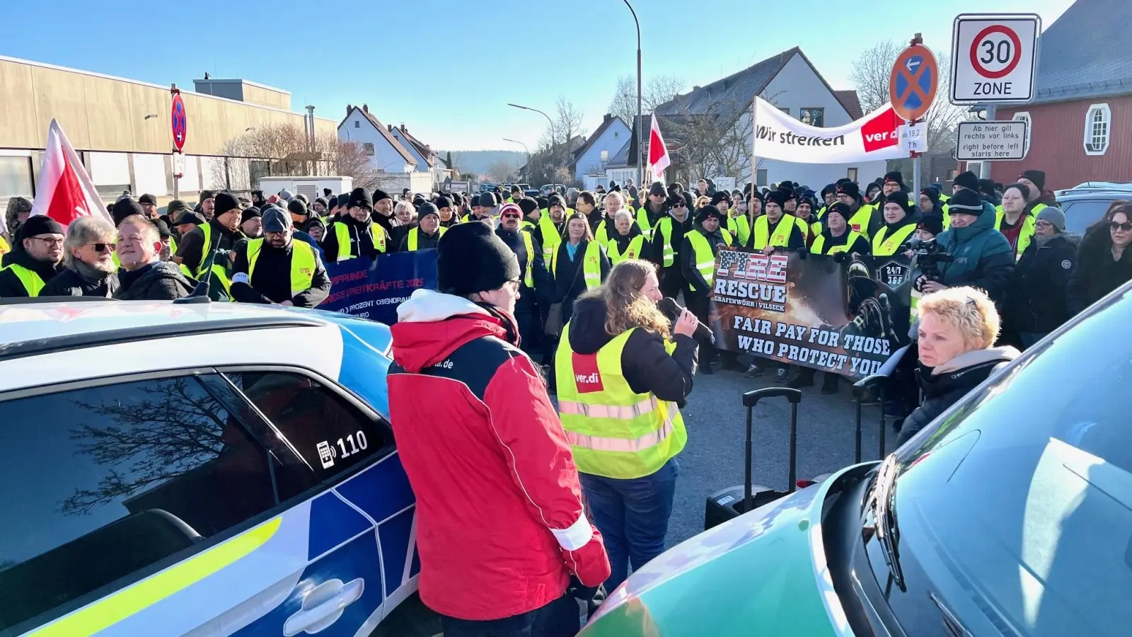 Bereits im Februar fand ein erster Streik vor den Toren des Truppenübungsplatzes Grafenwöhr statt. (Archivbild: Gabi Schönberger)