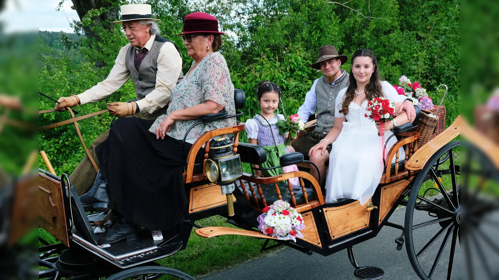 Mit „Herrschaften aus dem englischen Königshaus” auf dem Kutschbock ließen sich die Frischvermählten Maia Hann und Daniel Brenneiser mit einer Originalkutsche aus dem 19. Jahrhundert zur Hochzeitsfeier fahren. (Bild: do)