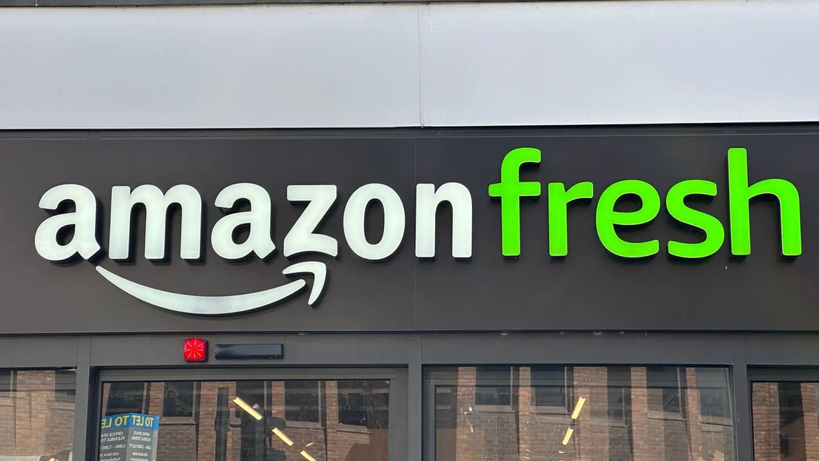 Das 2017 gestartete Angebot „Amazon Fresh“ konnte bisher von Kunden in Berlin, München und Hamburg genutzt werden. (Archivbild) (Bild: Benedikt von Imhoff/dpa)