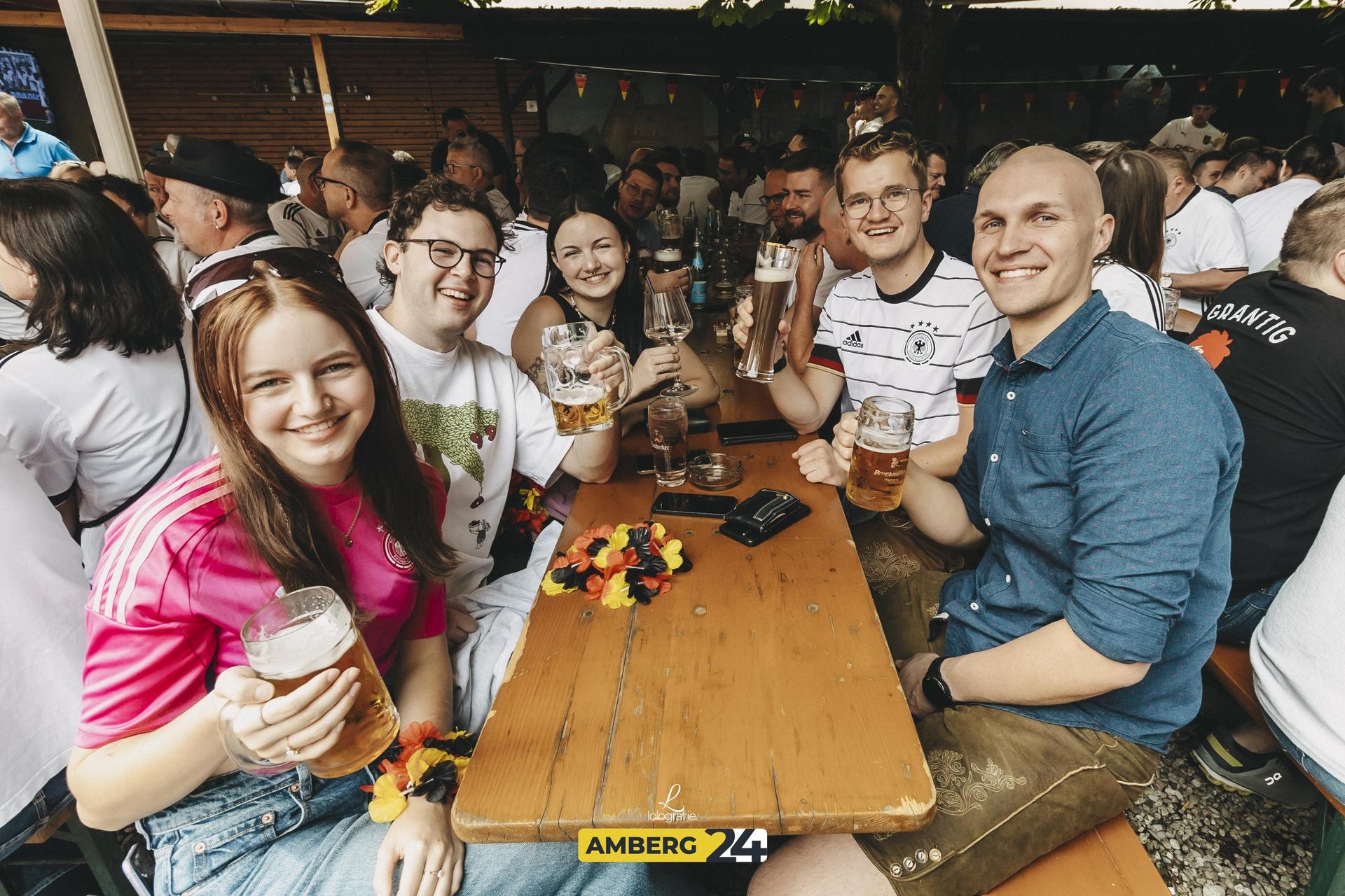 Die deutschen Fans hatten bis zum Ausscheiden des Teams Spaß und fieberten mit.  (Bild: Lolografie)