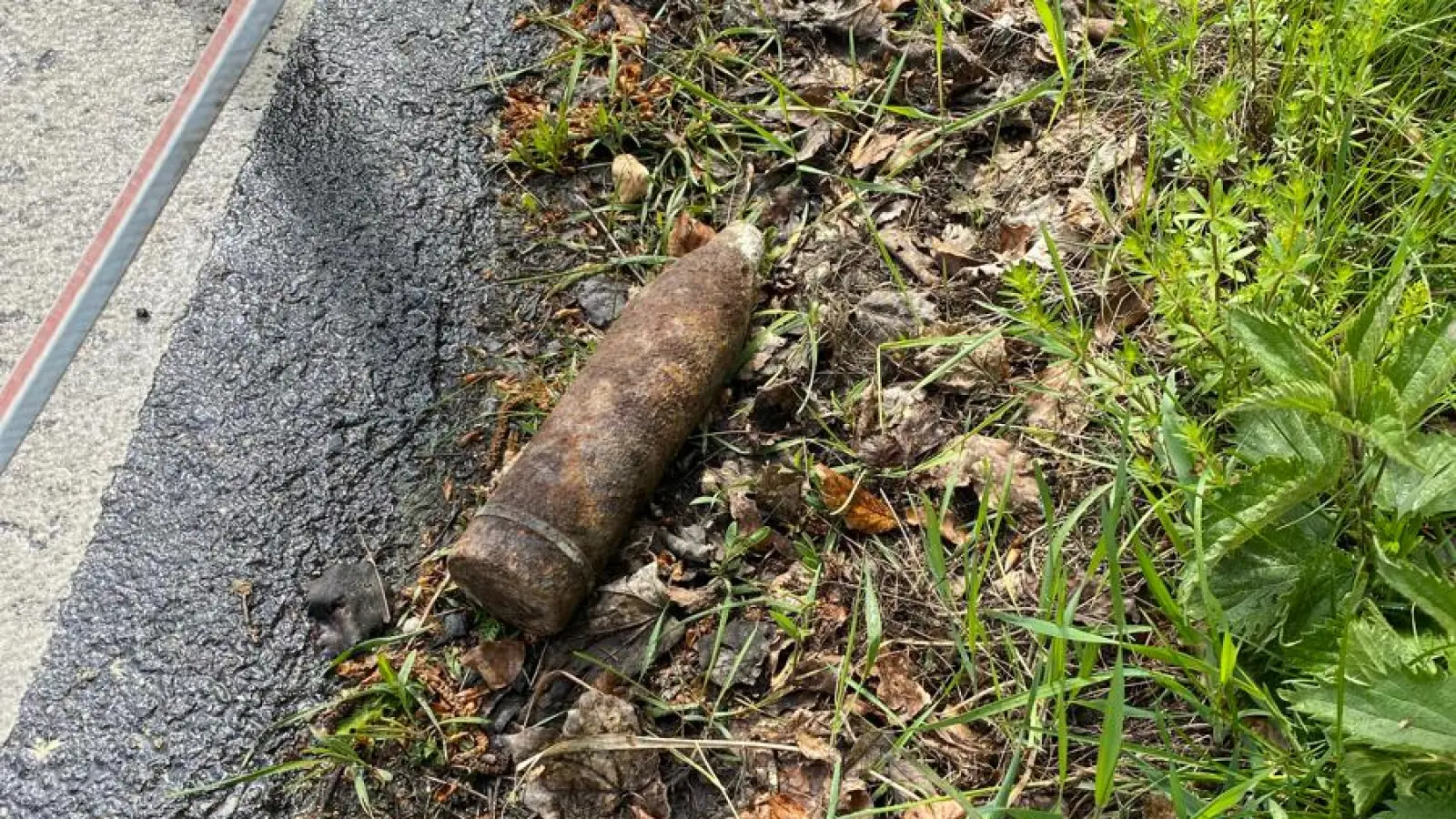 Diese Granate wurde am Donnerstag neben der A93 beim Parkplatz Regendorf gefunden. (Bild: PP Oberpfalz)
