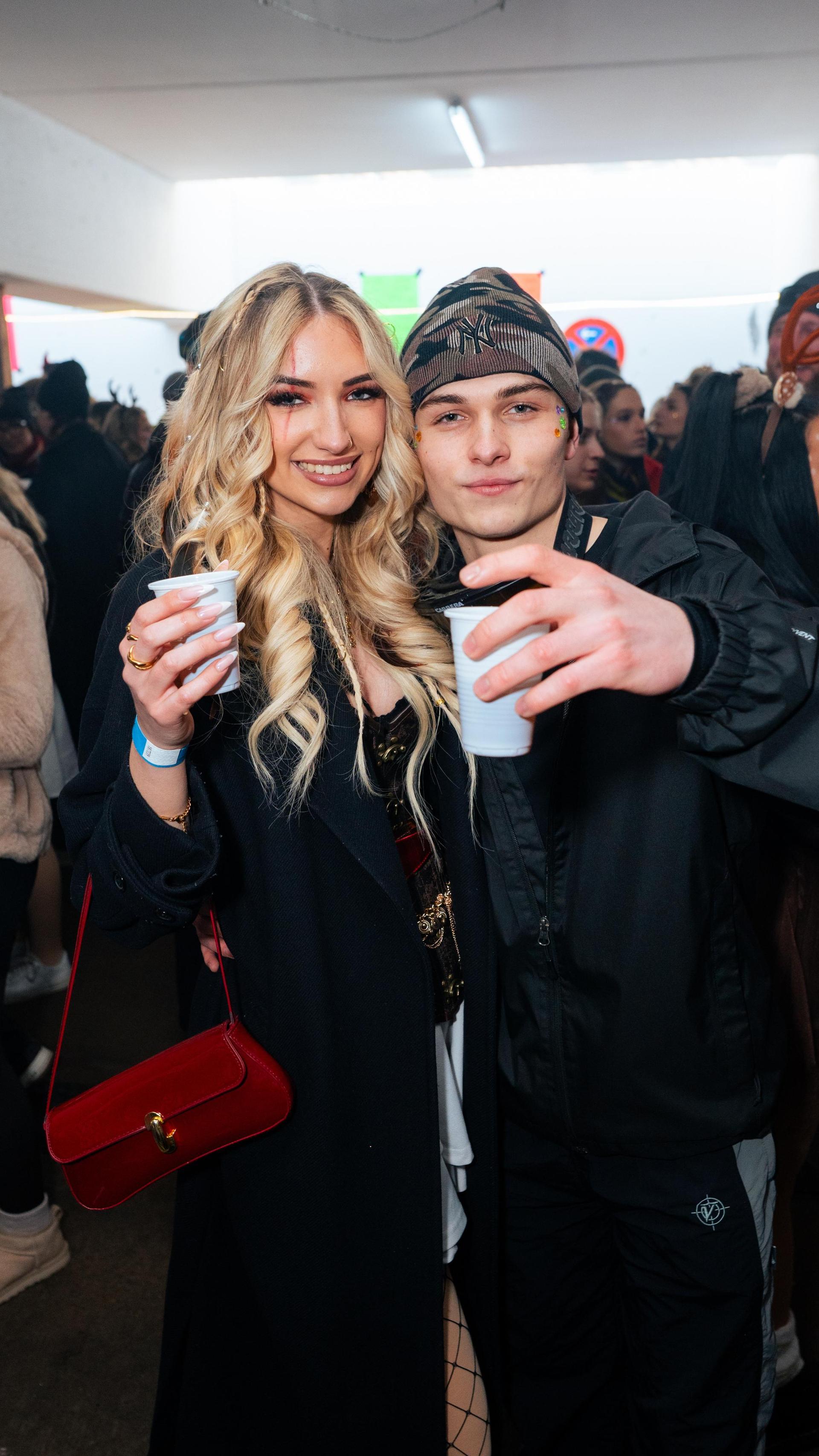 Erst Faschingszug, dann Afterparty in Neustadt. Wir haben die Bilder.  (Bild: Hannes Stock)