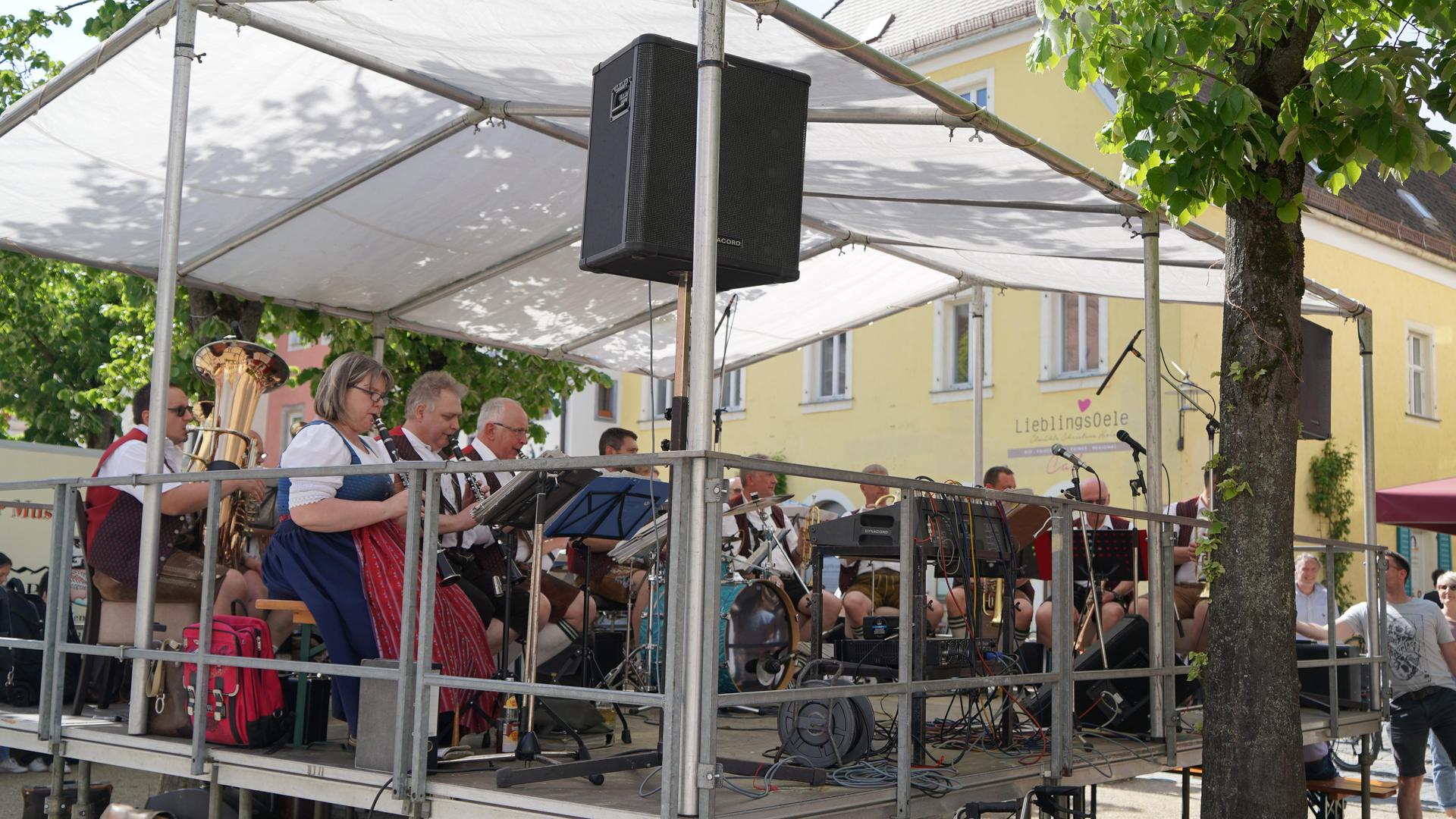 So war das Maibaumaufstellen in Weiden. (Bild: mcl)