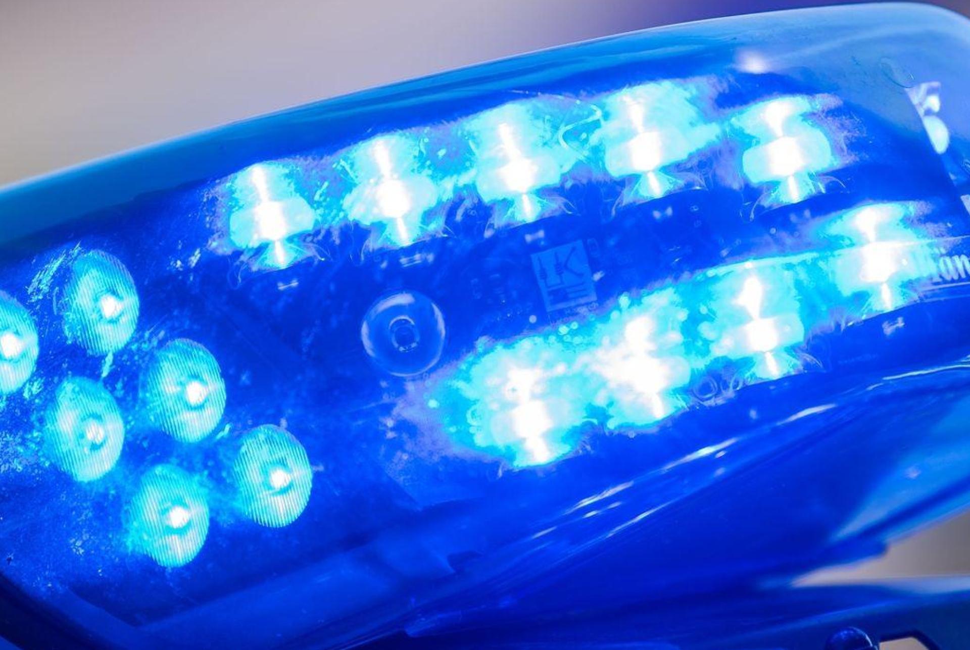 Wegen des Verdachts des gefährlichen Eingriffs in den Straßenverkehr ermittelt die Polizei gegen zwei Autofahrer. (Symbolbild: Lino Mirgeler/dpa)