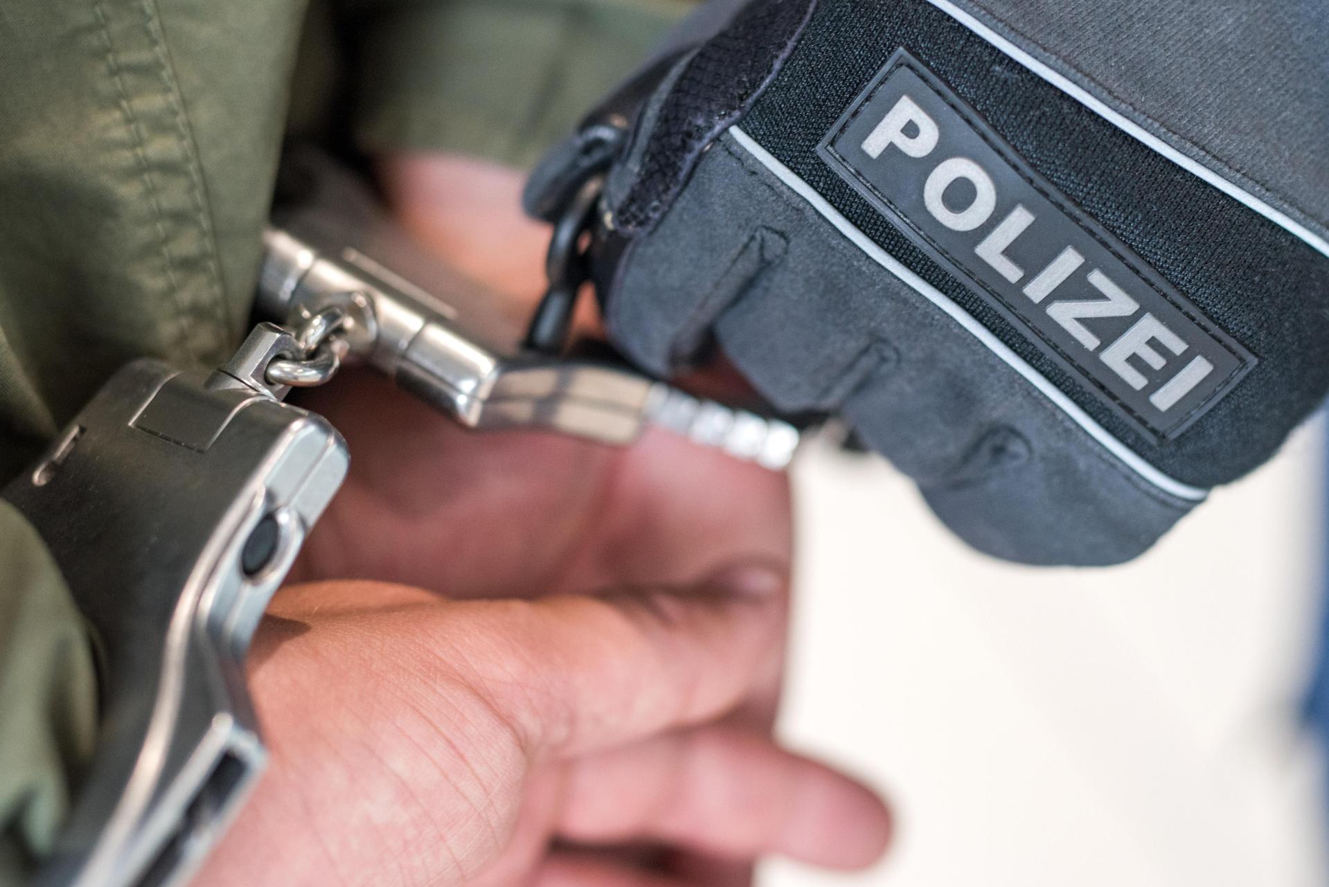 Bei Grenzkontrollen an er A6 haben Beamte der Bundespolizeiinspektion Waidhaus am Dienstag (4. August) einen per Haftbefehl gesuchten Mann festgenommen.  (Symbolbild: Bundespolizei)
