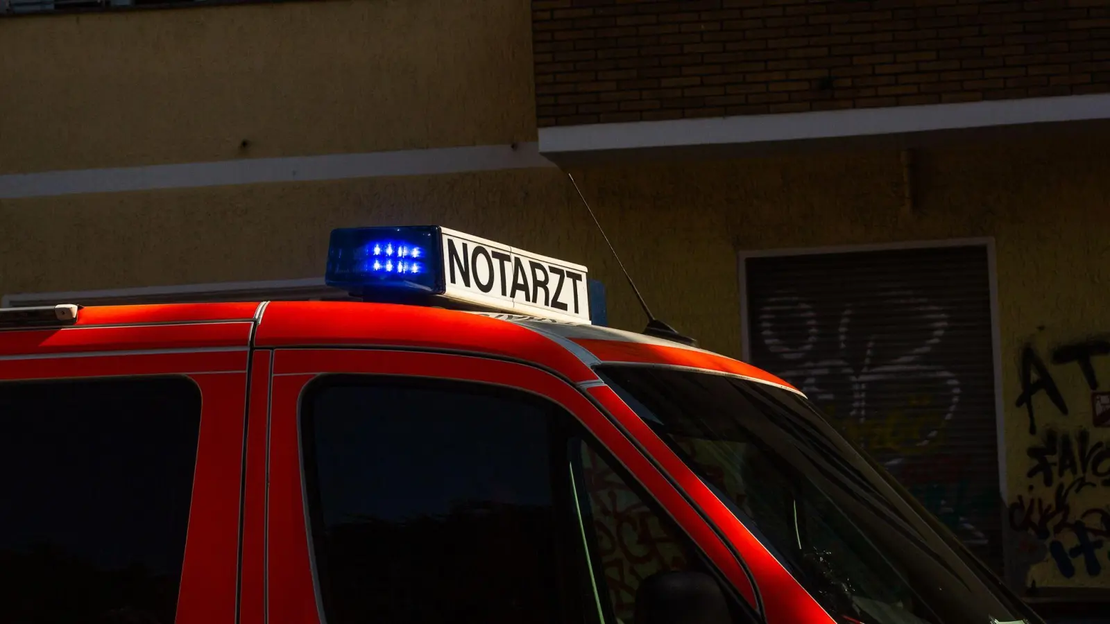 Ein Notarzt hat den Rettungswagen auf dem Weg ins Krankenhaus begleitet. (Symbolbild) (Bild: Fernando Gutierrez-Juarez/dpa)