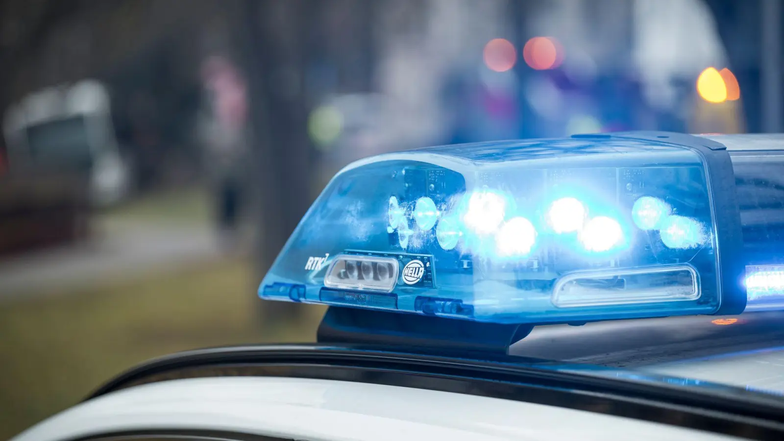 Bei einer Frau, die zu Fuß auf der A6 ging, fanden die Polizeibeamten etwas Amphetamin. (Symbolbild: Daniel Vogl/dpa)