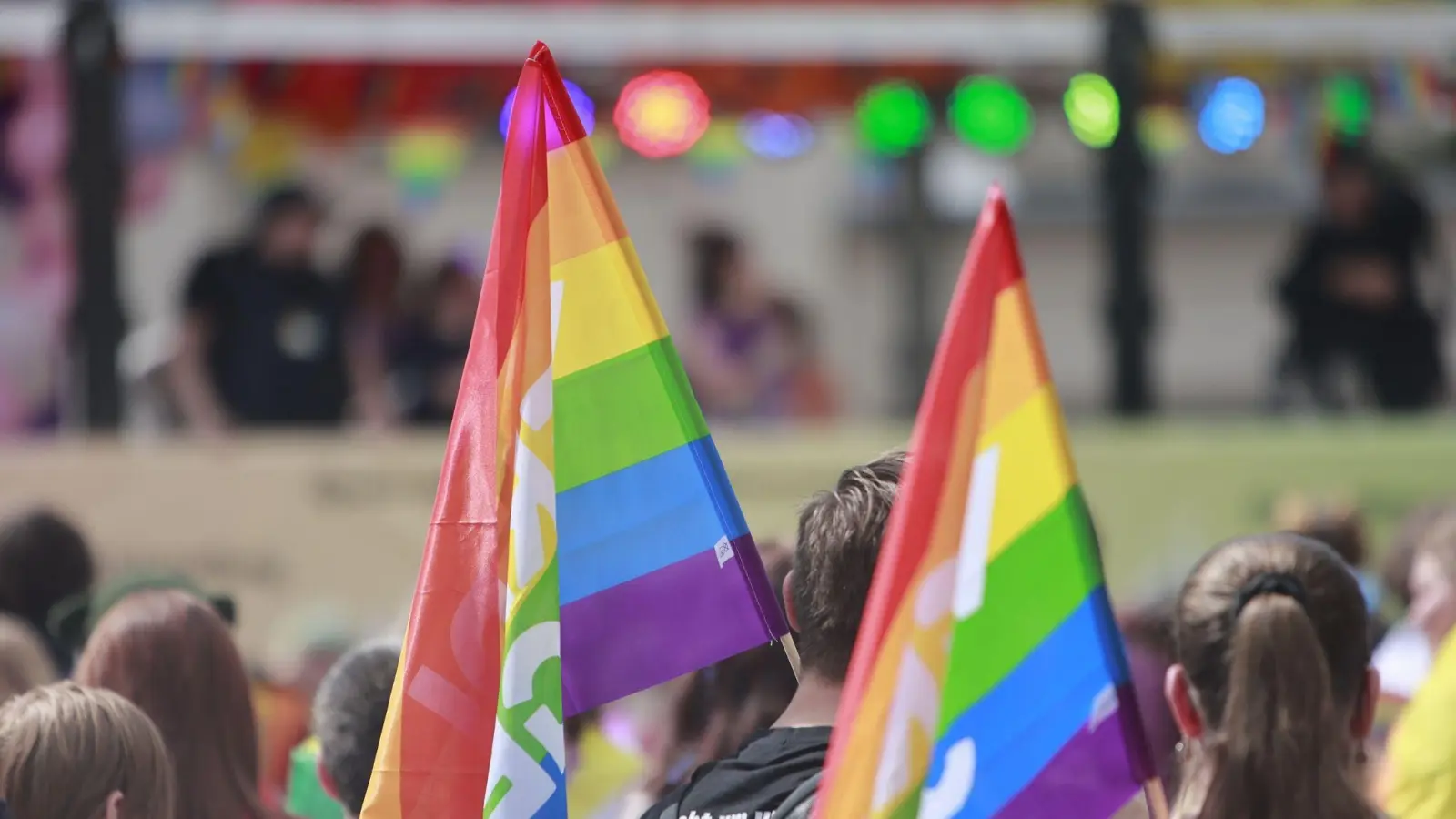 Demonstierende nehmen mit Regenbogenfahnen am Christoper Street Day teil. (Bild: Matthias Bein/dpa/Symbolbild)