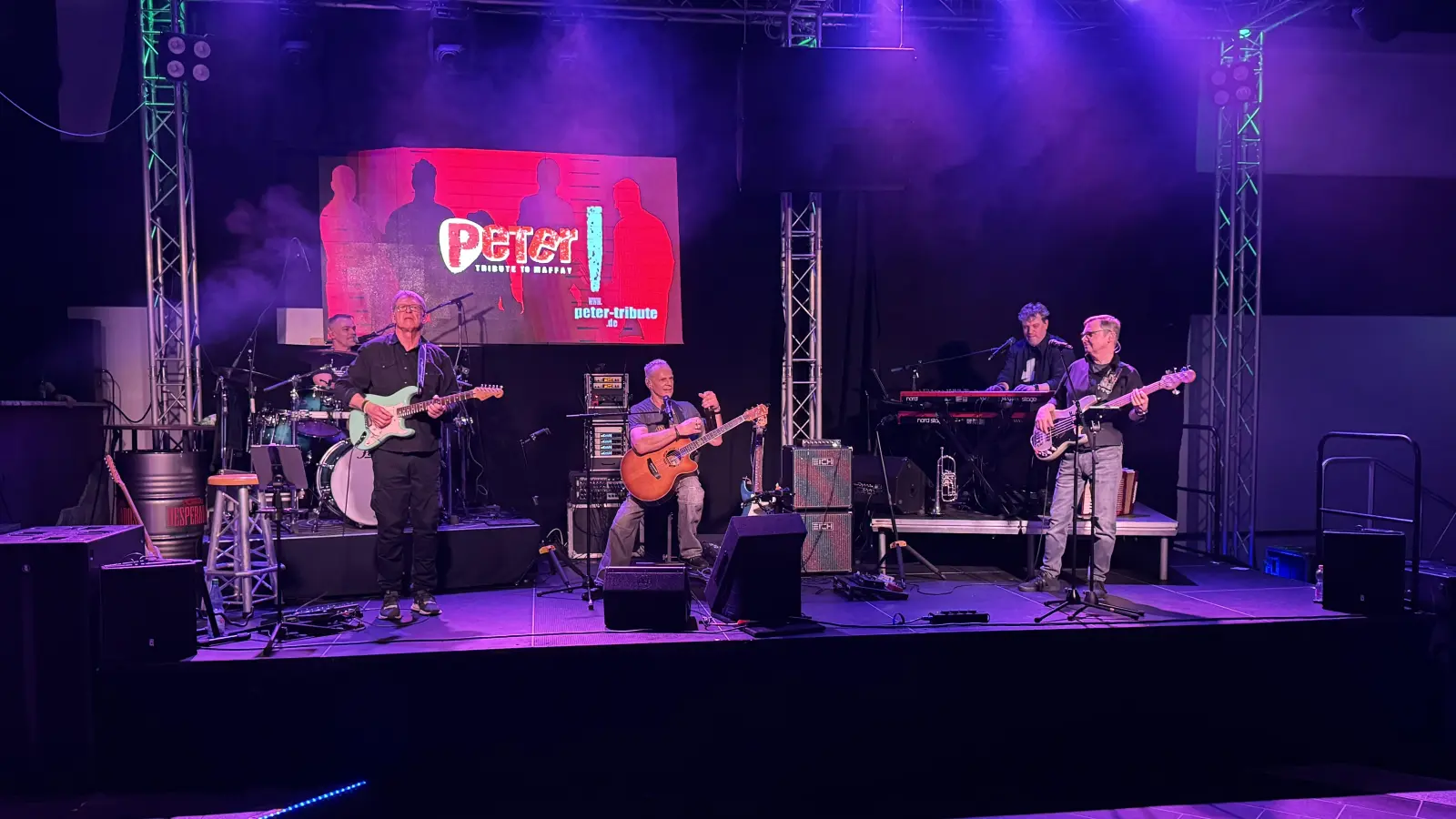 Premiere für die Tribute Band „Peter” im Salute-Club: Ein Abend ganz im Zeichen der Musiker-Legende Peter Maffay. (Bild: mgo)