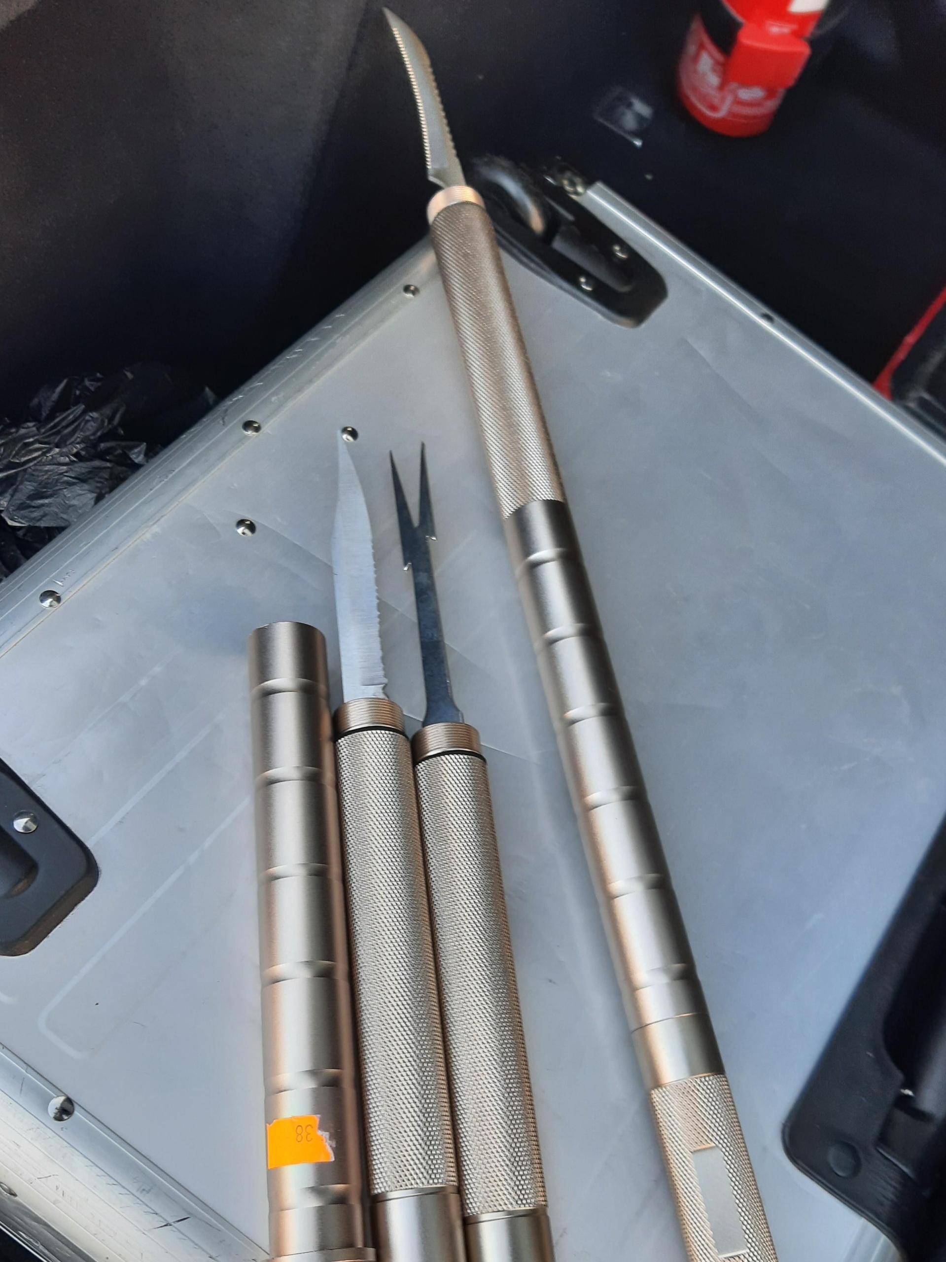 Einen Stockdegen mit brisantem Innenleben stellte die Bundespolizei bei einem Reisenden in Waldsassen sicher.  (Bild: Bundespolizei Waidhaus)