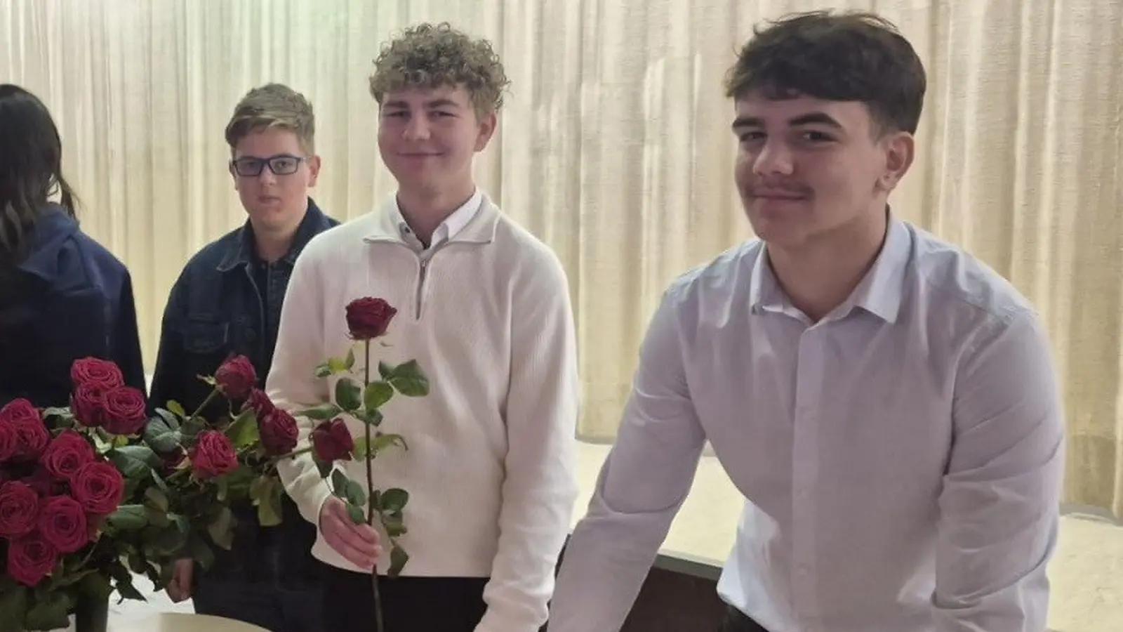 Anlässlich des Valentinstages präsentierten sich die Schülersprecher in der Aula in feinem Gewand und verkauften rote Rosen. Über weitere Aktionen der Schülermitverantwortung (SMV) kann man sich am Tag der offenen Tür informieren.  (Bild: Corinna Cavur)