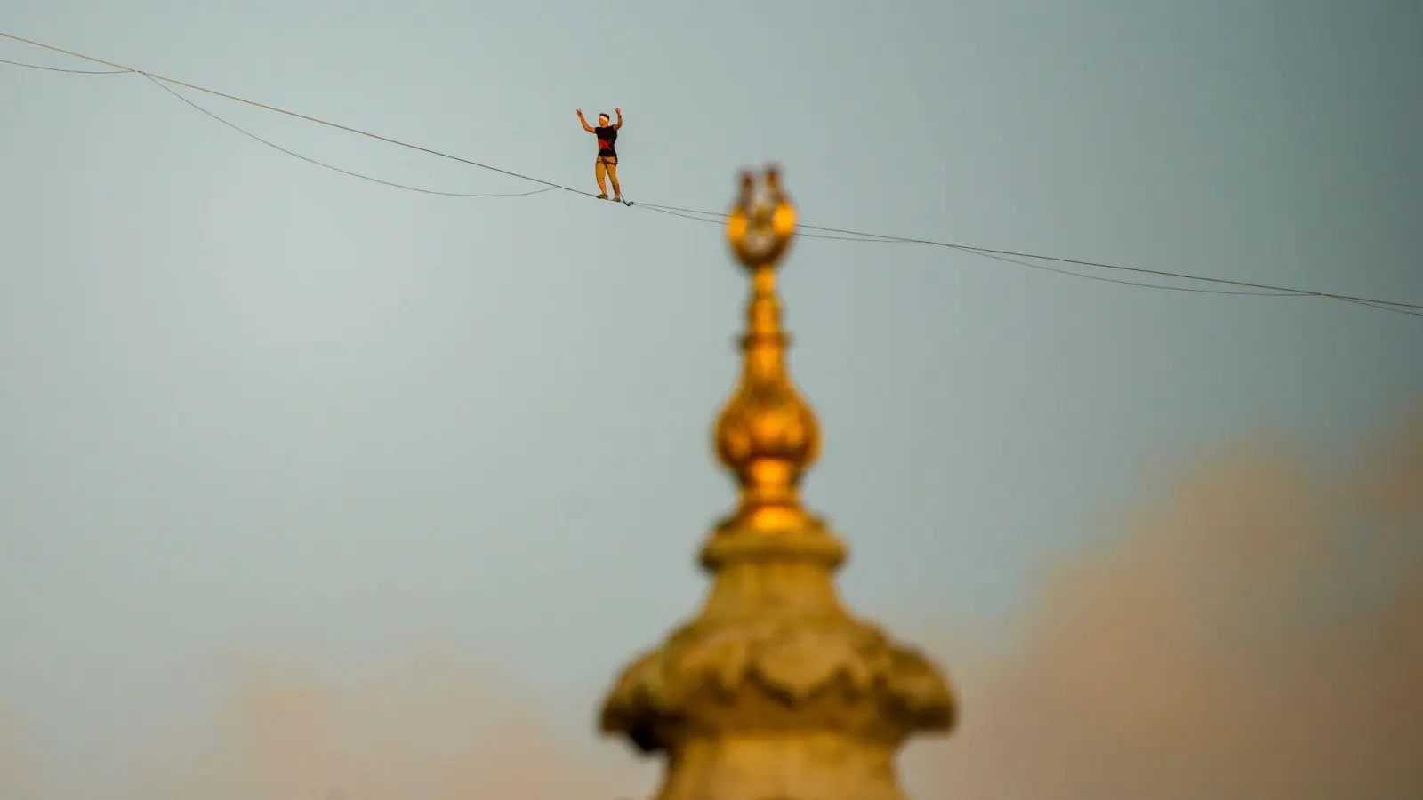 Eine spektakuläre Leistung. (Bild: Emrah Gurel/AP/dpa)