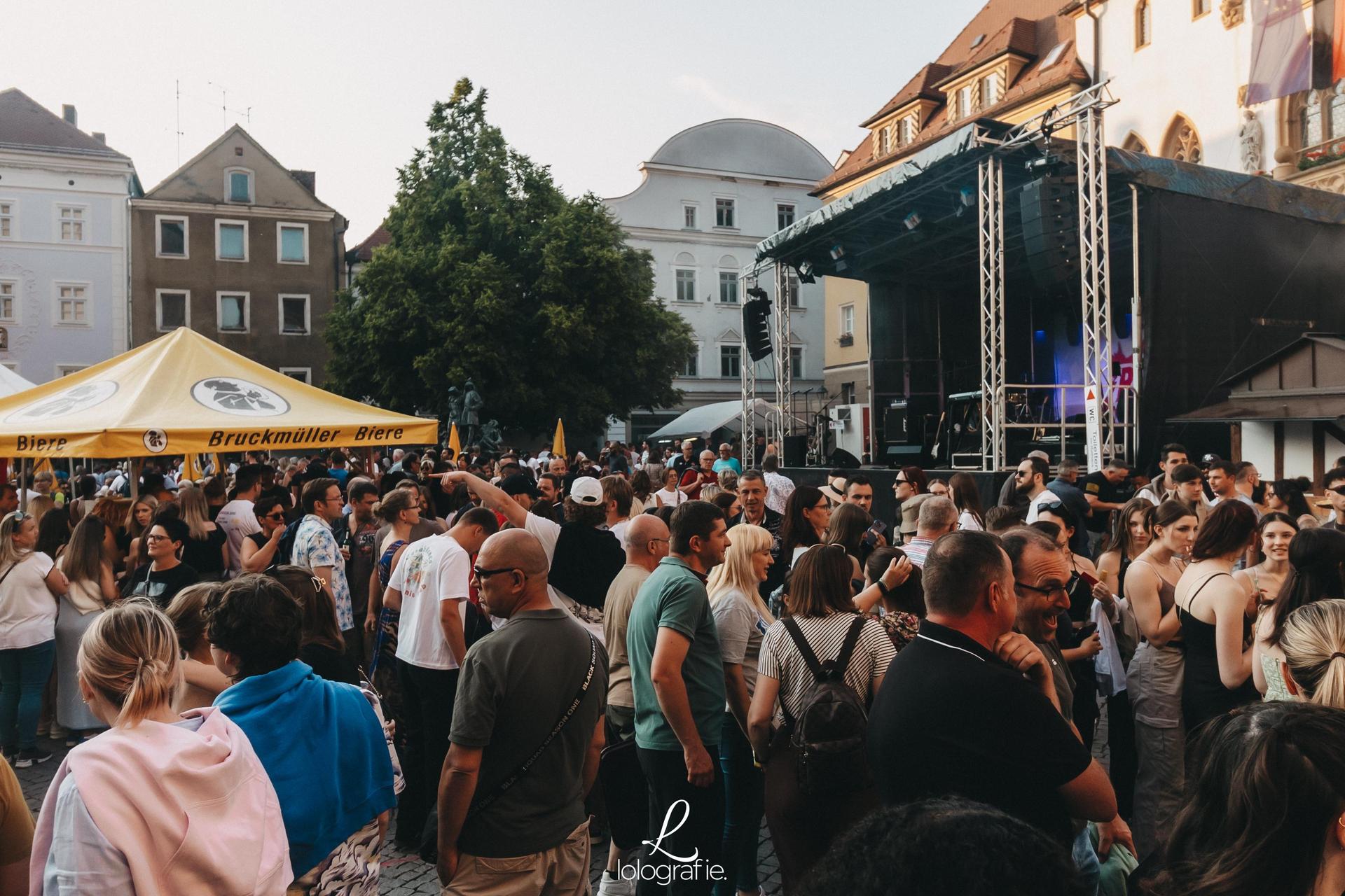 Das war am Marktplatz am Amberger Altstadtfest los! (Bild: Lolografie)