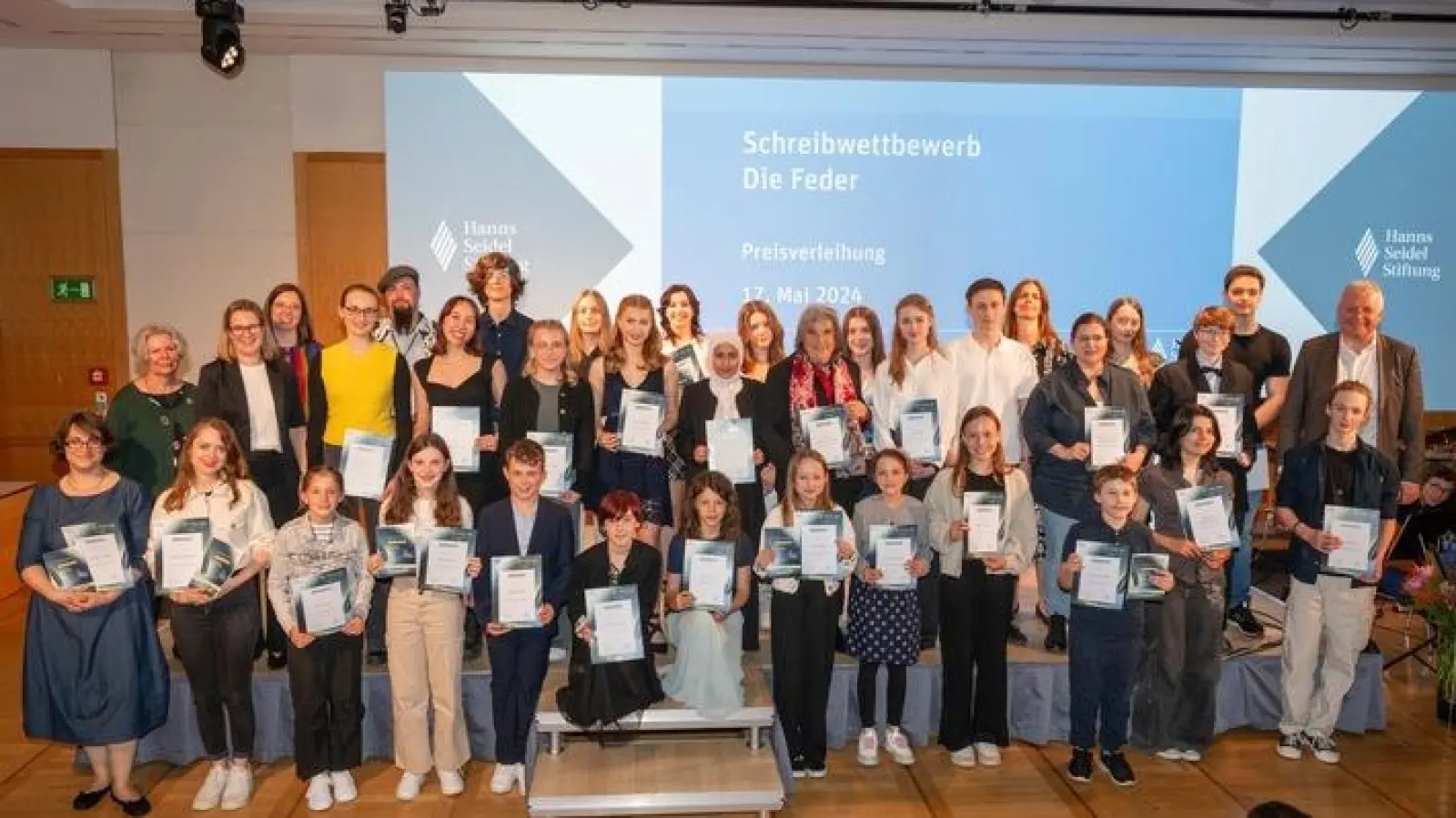 Die Preisträger von „Die Feder” 2024 zum Thema „Grenzenlos” erhalten in München ihre Preise vom Stiftungsvorsitzenden Markus Ferber. (Bild: Thomas Plettenberg)