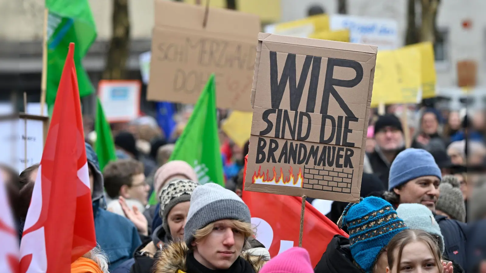 Zehntausende Menschen haben in vielen Städten Bayerns unter anderem dagegen protestiert, Mehrheiten mit Hilfe der AfD zu organisieren.  (Bild: Uwe Lein/dpa)