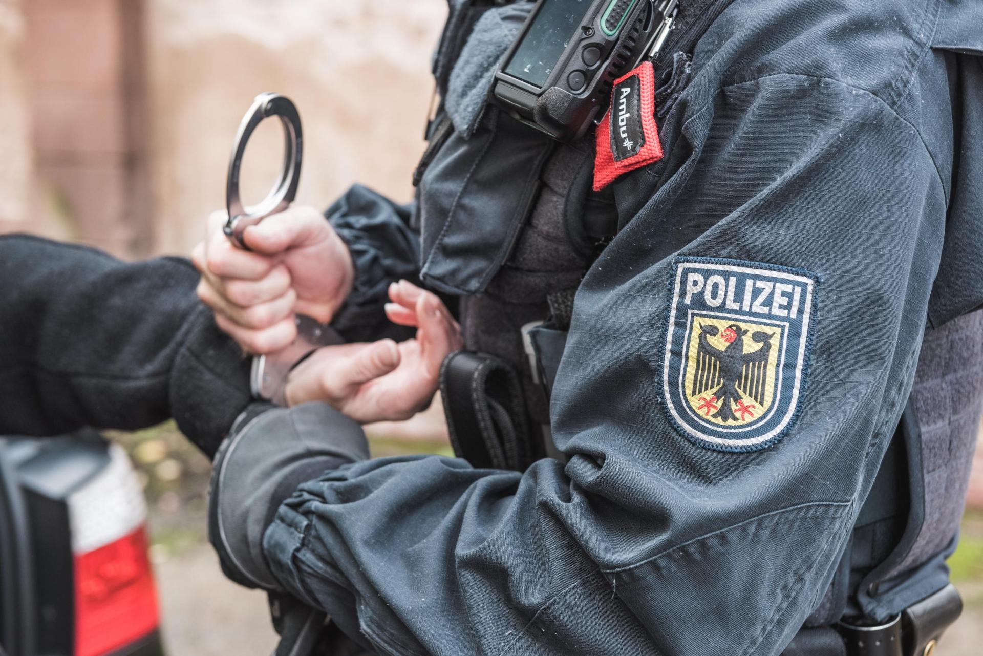 Zwei per Haftbefehl gesuchte Männer wurden bei Grenzkontrollen an der A 6 bei Waidhaus festgenommen. (Symbolbild: Bundespolizei)