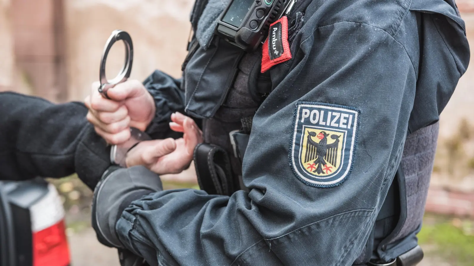 Die Bundespolizei betätigte sich am Wochenende als Schuldeneintreiber. Bei einem Mann, der nicht zahlen konnte, klickten die Handschellen. (Bild: Bundespolizei Waidhaus/ exb)