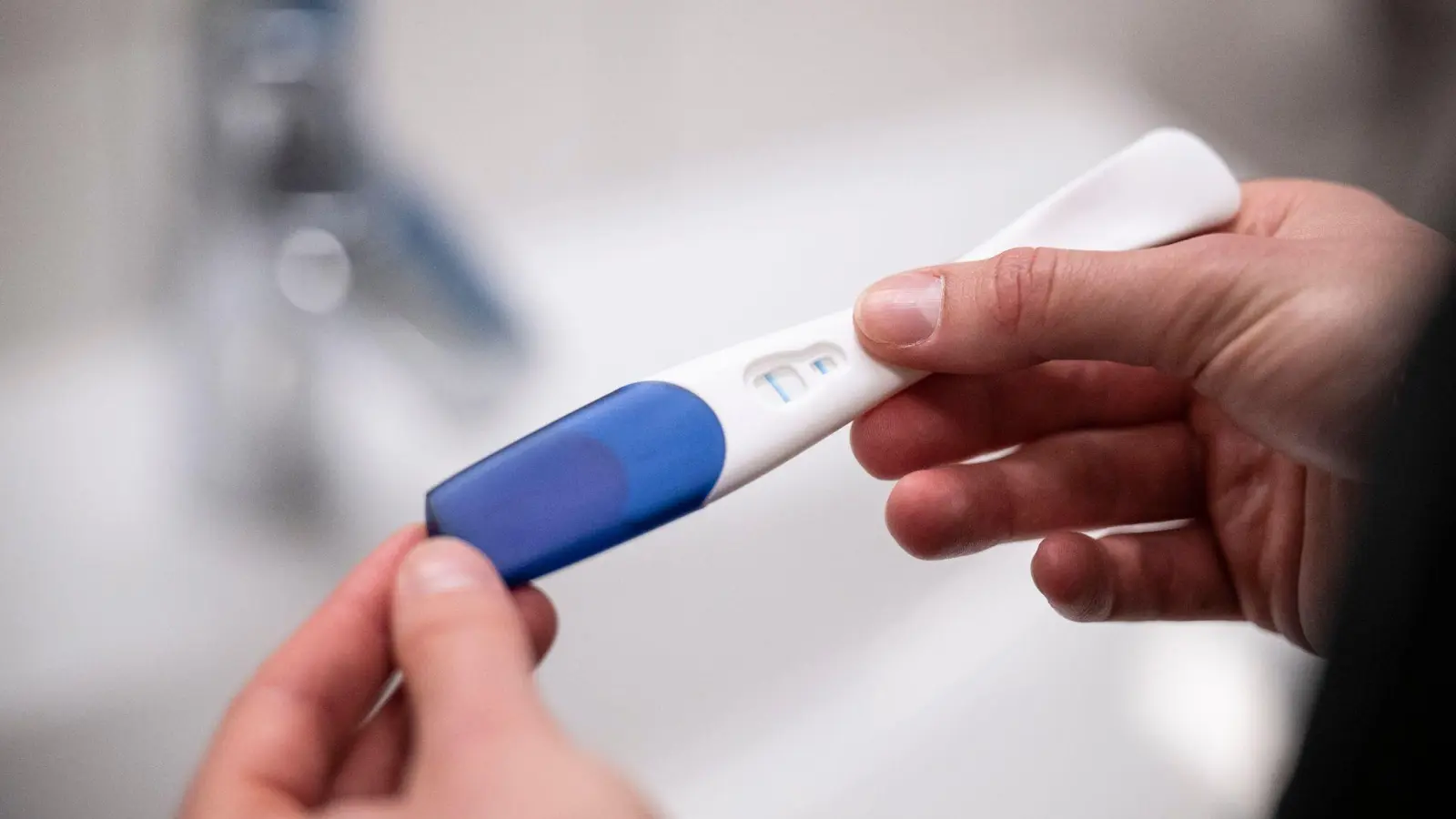 Ein Schwangerschaftsabbruch in den ersten zwölf Wochen bleibt straffrei, wenn die Frau sich zuvor beraten lässt. (Symbolbild: Hannes P. Albert/dpa)