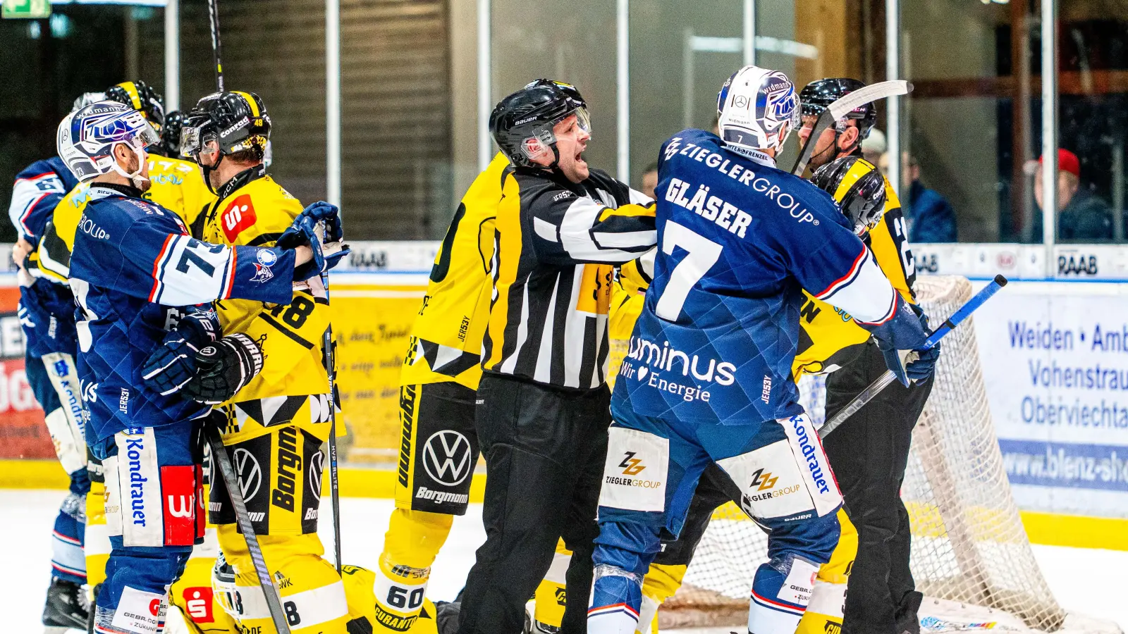 Der am Montag veröffentlichte Spielplan der DEL2 schürt die Vorfreude: So kommt es bereits am vierten Spieltag zum Wiedersehen der Blue Devils Weiden (blaue Trikots) mit den Krefeld Pinguinen. (Bild: Elke Englmaier)