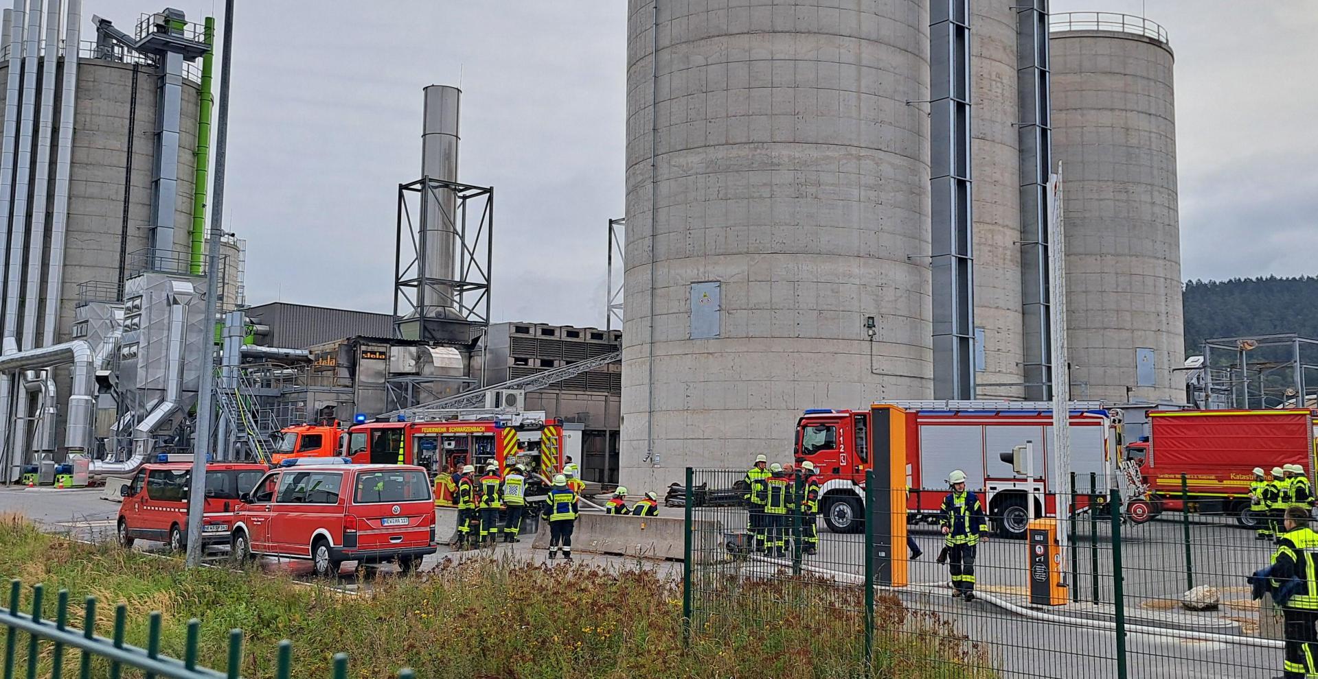 In einem Pelletwerk in Döllnitz brennt es. Ein Großaufgebot an Feuerwehrleuten rückt an.  (Bild: Matthias Schecklmann)