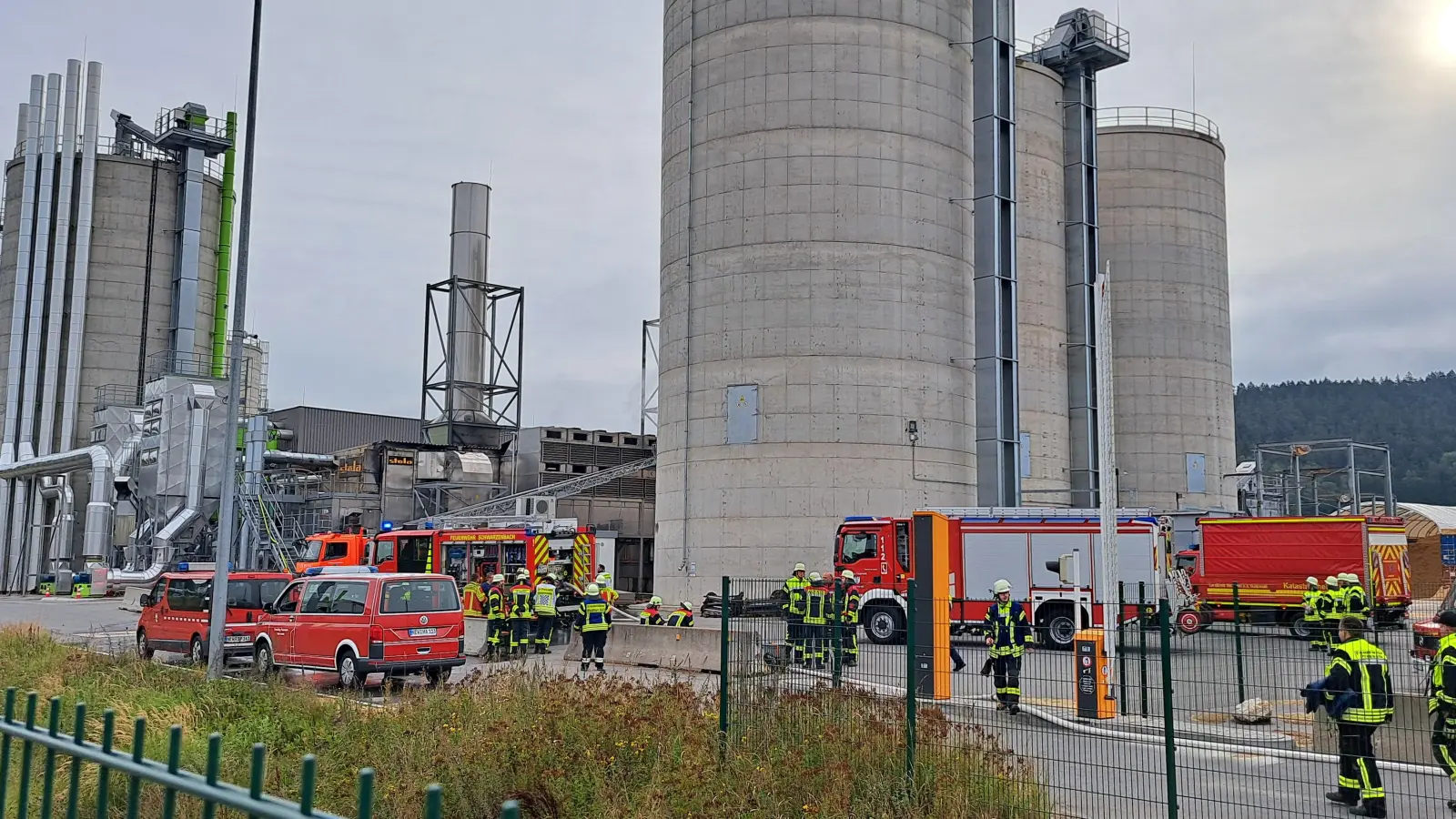 In einem Pelletwerk in Döllnitz brennt es. Ein Großaufgebot an Feuerwehrleuten rückt an.  (Bild: Matthias Schecklmann)