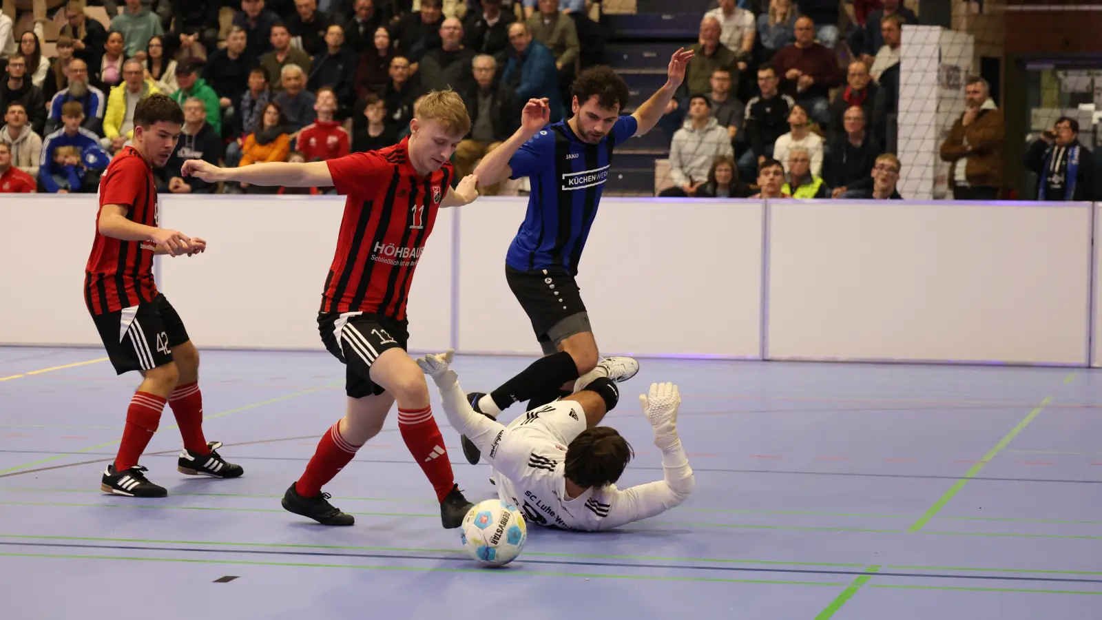 Benedikt Meckl (Mitte) erzielte damals im Finale gegen die SpVgg SV Weiden drei Tore für den SC Luhe-Wildenau. (Archivbild: Dieter Jäschke)