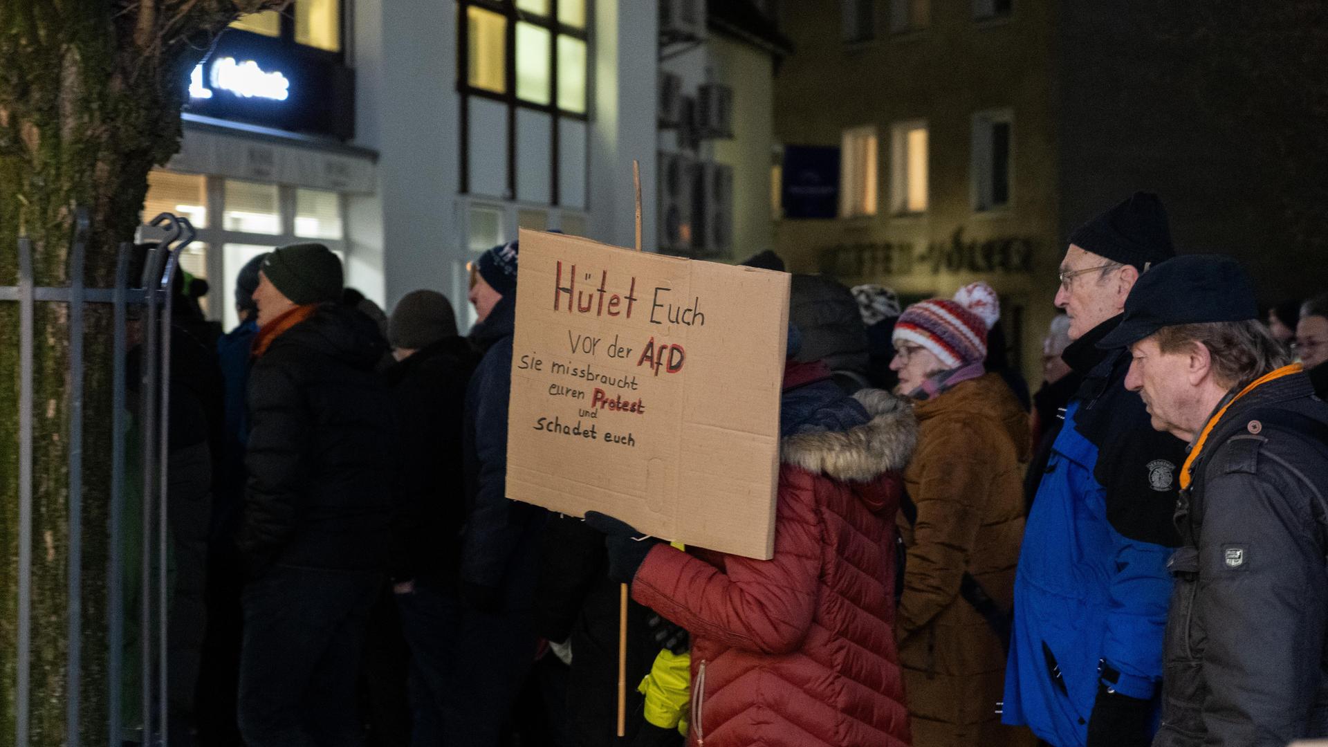 Bei der Demo gegen Rechts haben sich tausende Menschen zu einem Protestmarsch durch Weiden versammelt. (Bild: knz)