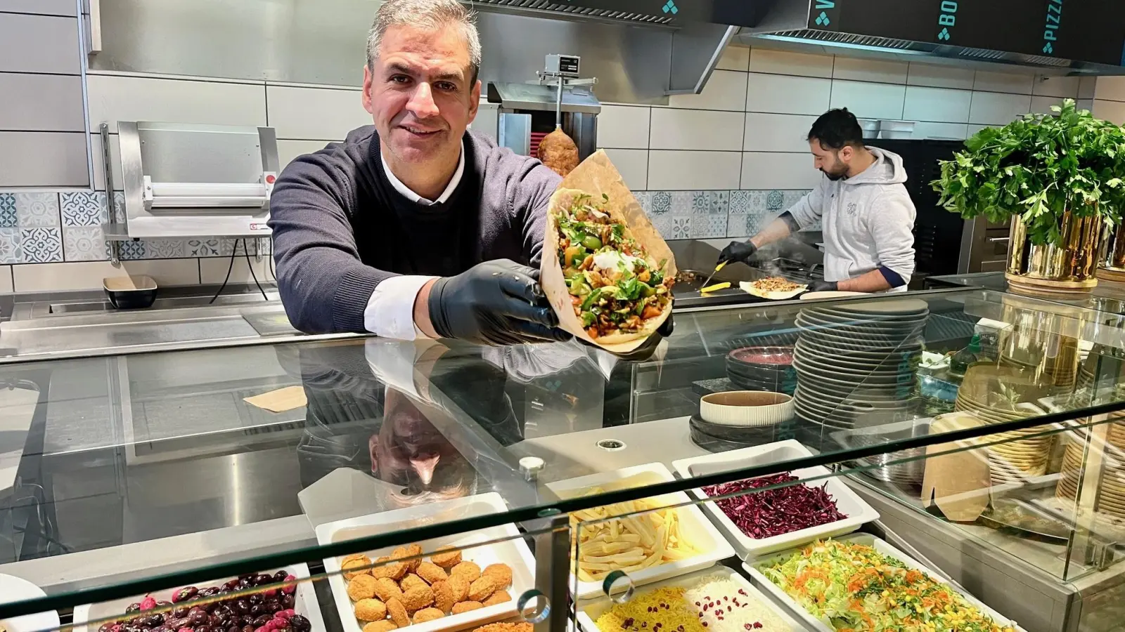 Mohammad Ebrahimi betreibt in der früheren Nordsee-Filiale in Weiden den orientalischen Imbiss „Roja”. (Bild: Gabi Schönberger)