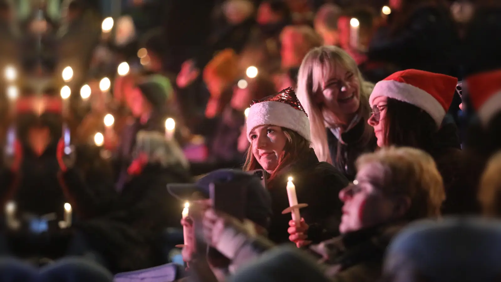 Im Ostseestadion in Rostock sind vor ein paar Jahren mehr als 10 000 Menschen zusammengekommen, um Lieder wie „Alle Jahre wieder”, „Kommet ihr Hirten” und „Jingle bells” zu singen. (Symbolbild: Danny Gohlke/dpa)