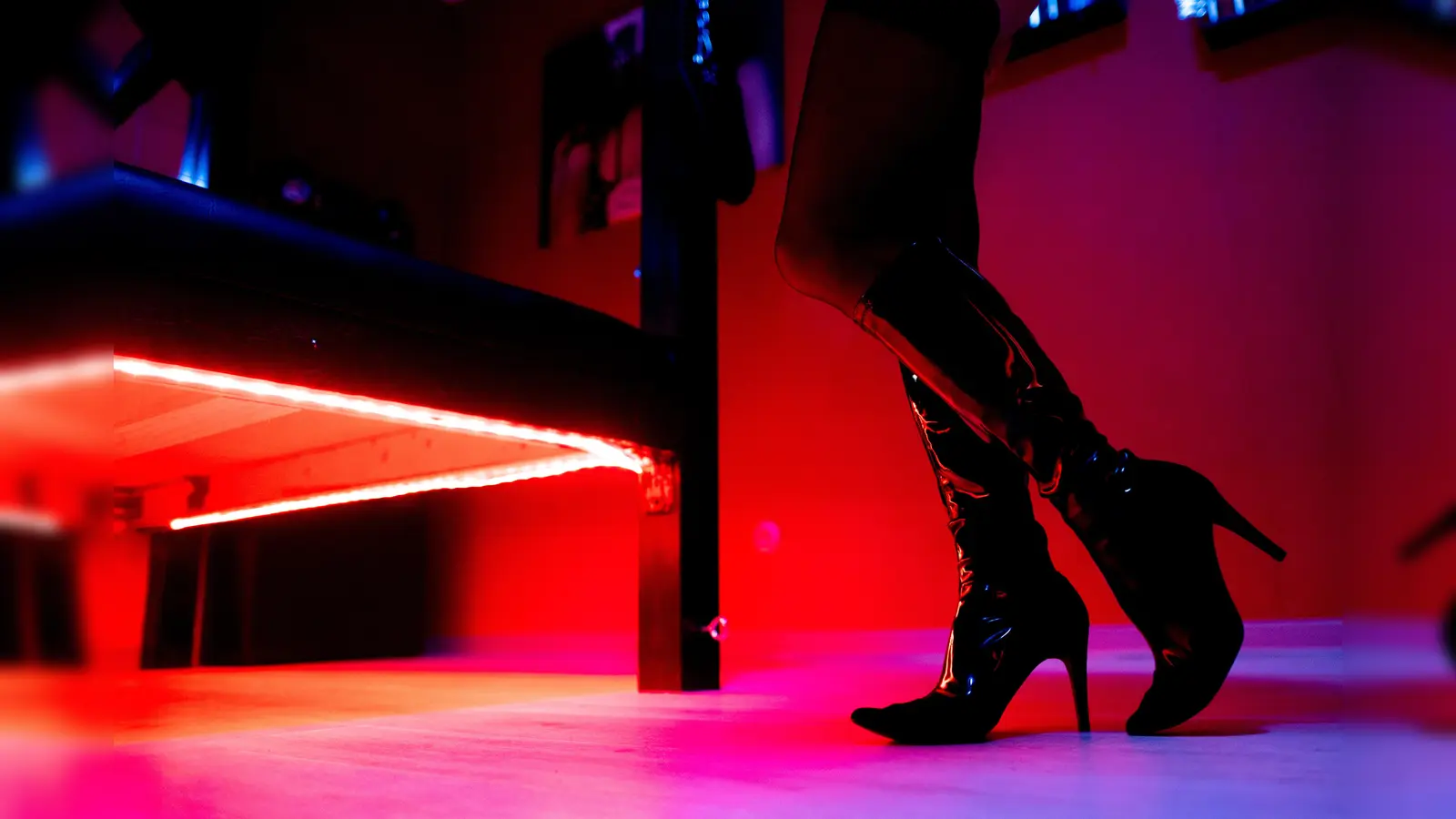 Statt im Bordell endete der Ausflug eines betrunkenen Mannes in der Ausnüchterungszelle der Polizei.  (Symbolbild: Hauke-Christian Dittrich/dpa)