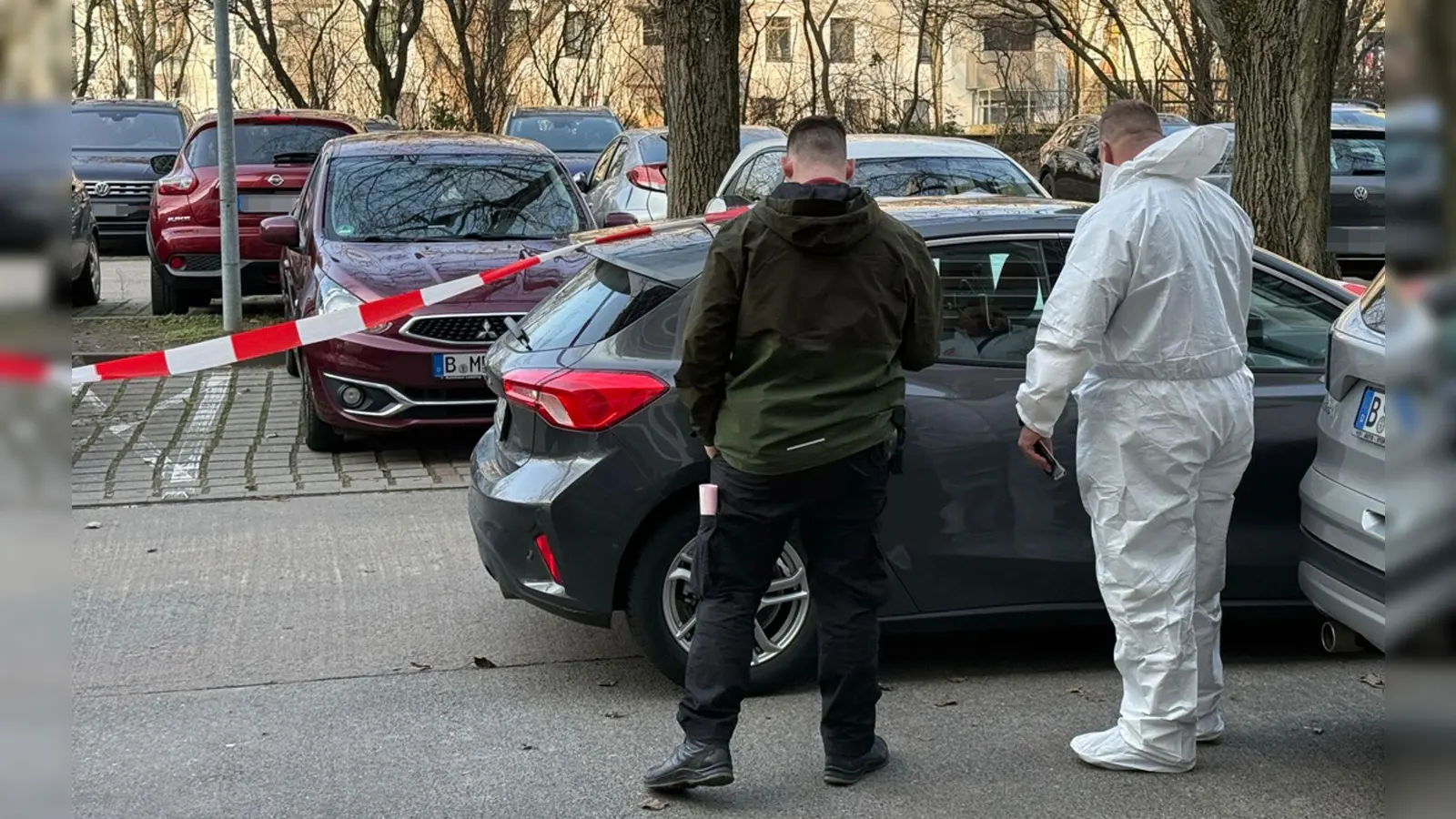 Nach einer Gewalttat in Berlin-Marzahn untersuchen Beamte der Spurensicherung ein Auto. (Bild: Marco Porzig/Porzig/dpa)