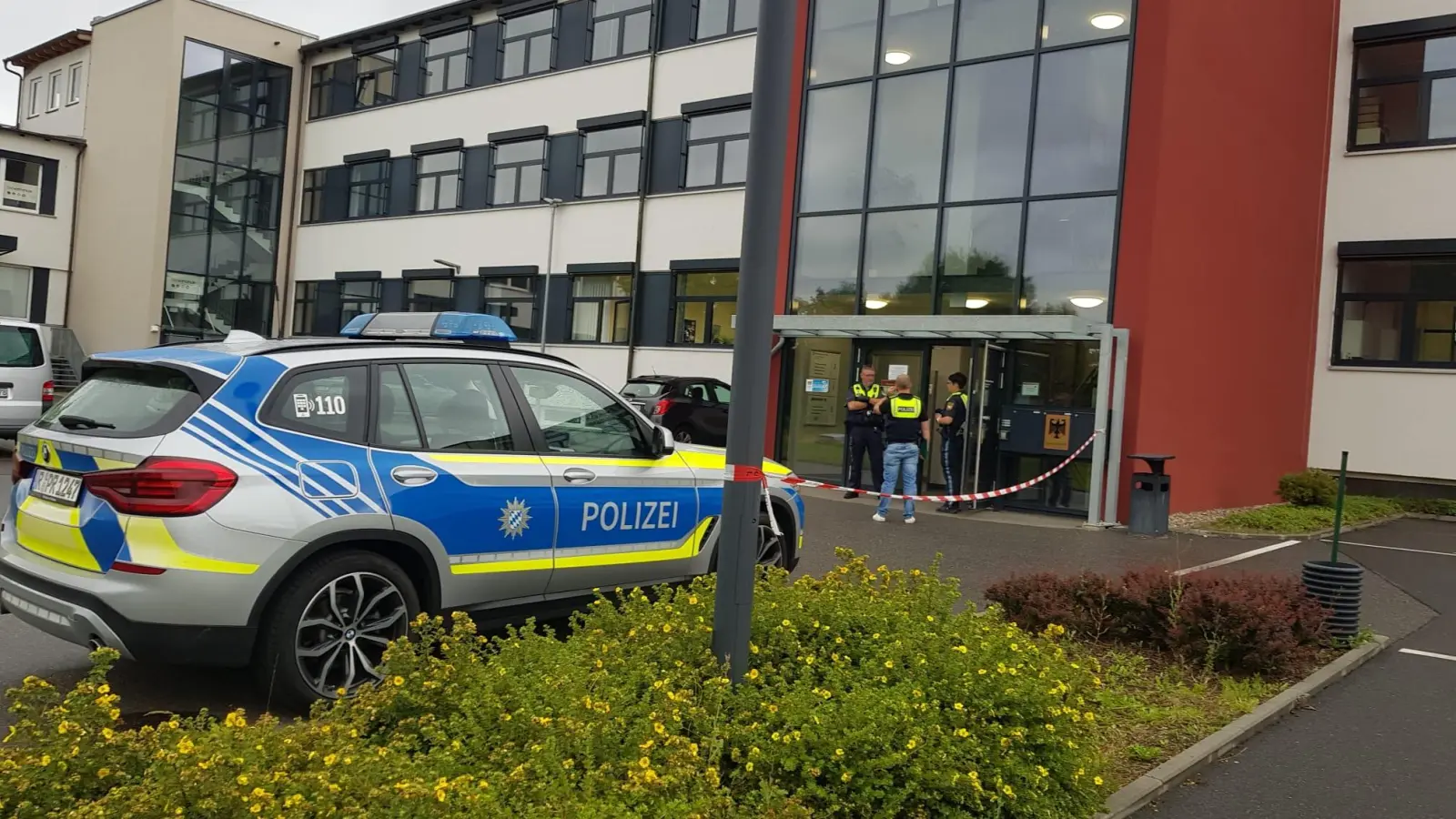 Die Polizei sperrte das Gebäude der Agentur für Arbeit und des Jobcenters in Tirschenreuth ab. (Bild: Benkhardt)