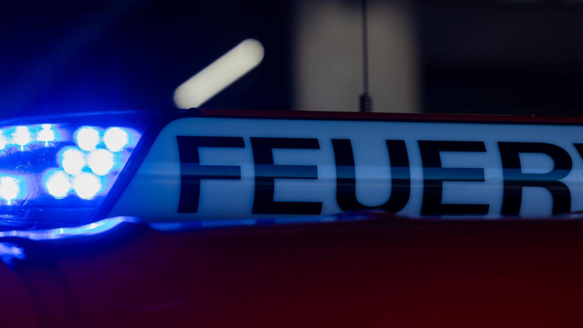 Am Dienstagmorgen brennt es in einem Firmengebäude in Wunsiedel.  (Symbolbild: Rolf Vennenbernd/dpa)