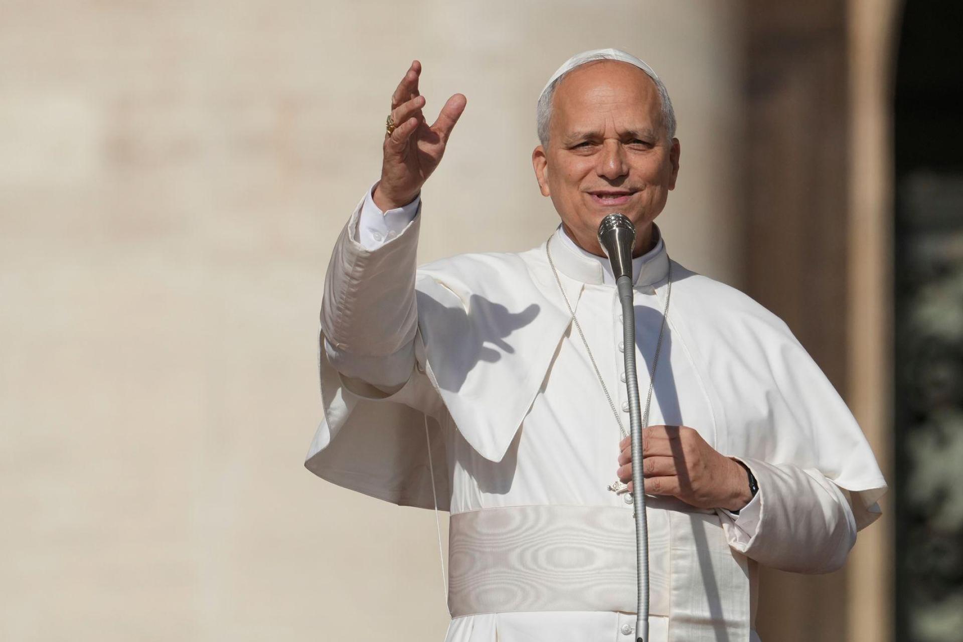 Papst Leo XIV. spricht erstmals jemanden heilig. (Bild: Andrew Medichini/AP/dpa)