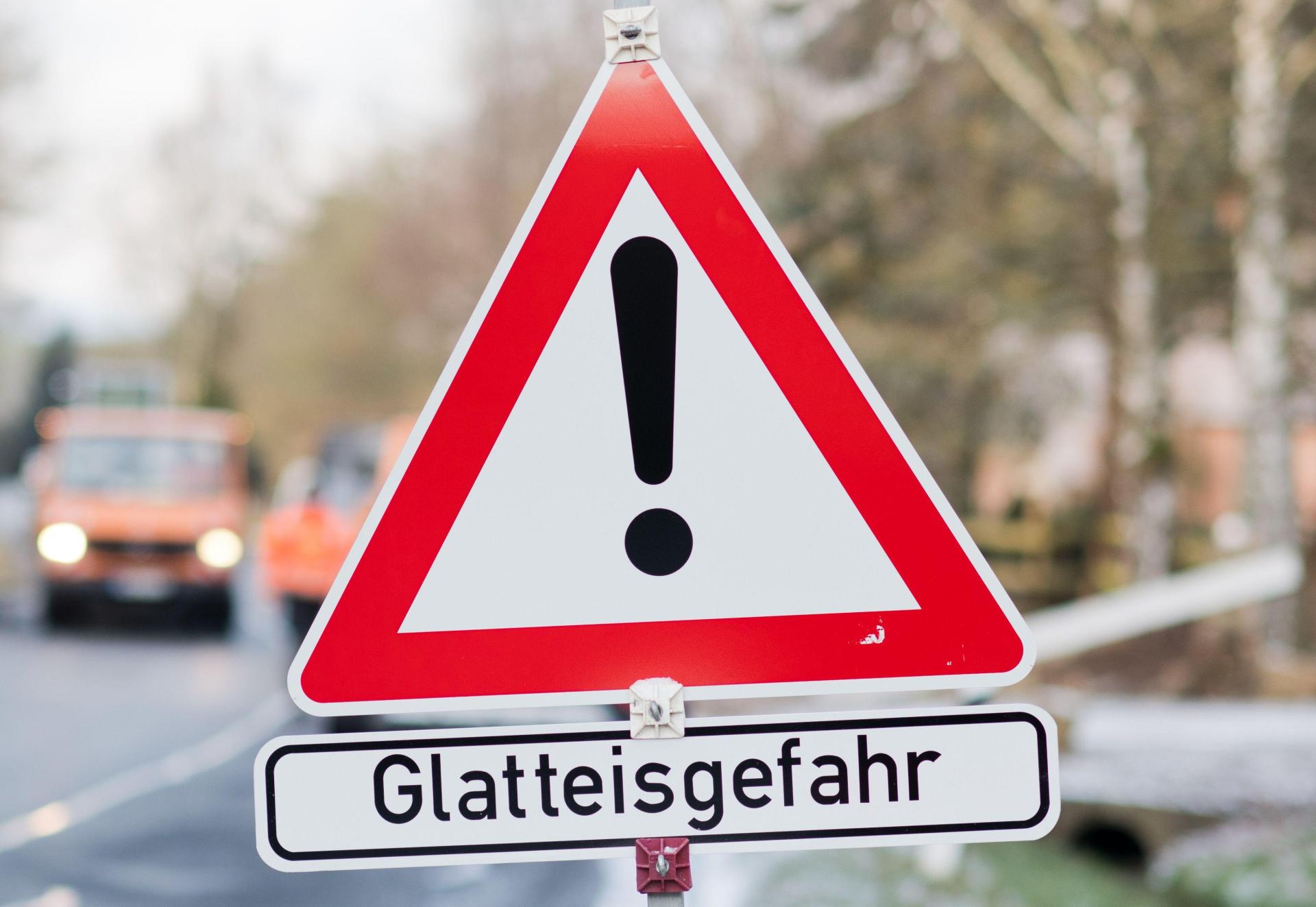 Der Deutsche Wetterdienst warnt vor Glatteis am Montag (Symbolbild: Julian Stratenschulte/dpa)