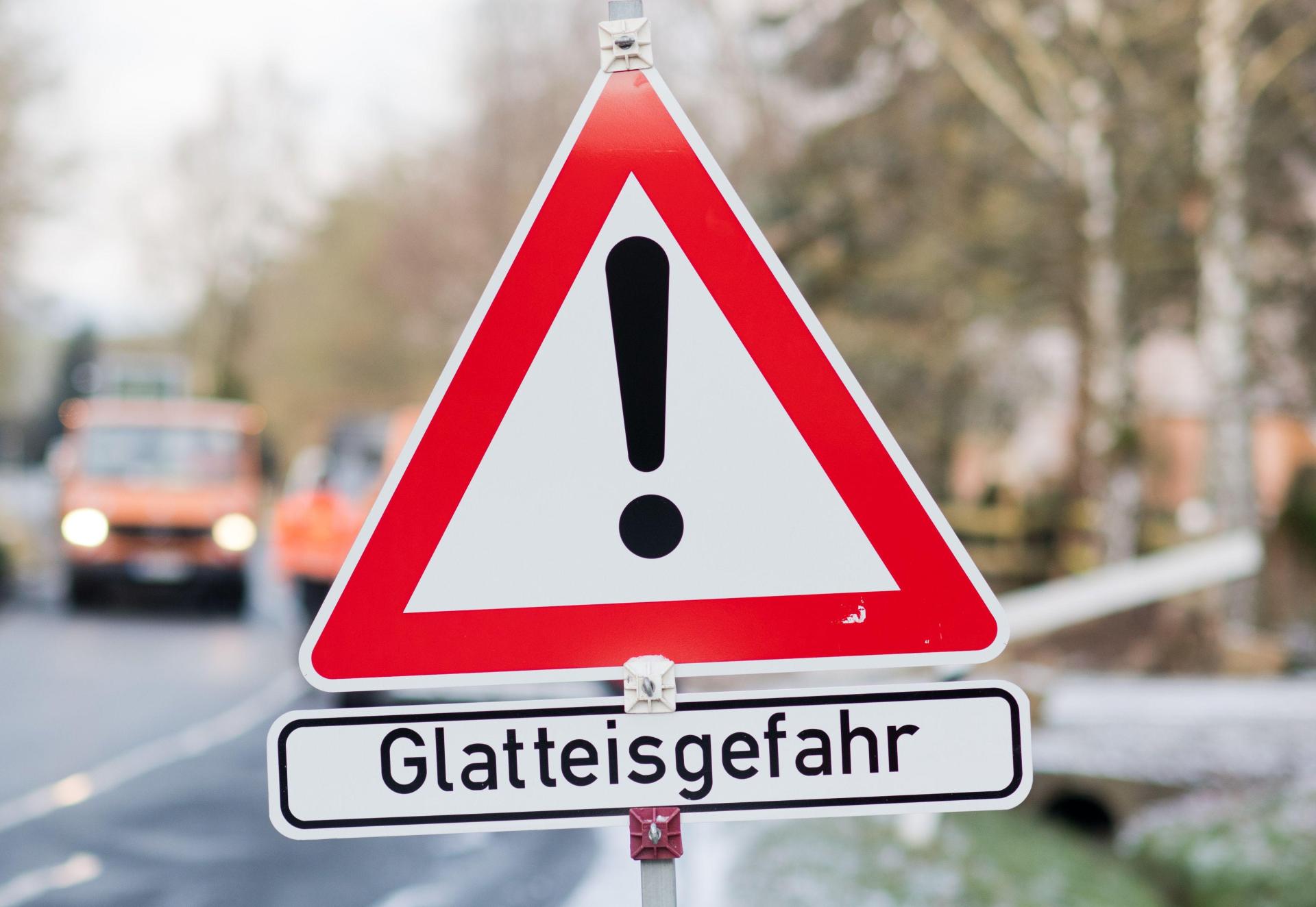 Der Deutsche Wetterdienst warnt vor Glatteis am Samstag. (Symbolbild: Julian Stratenschulte/dpa)