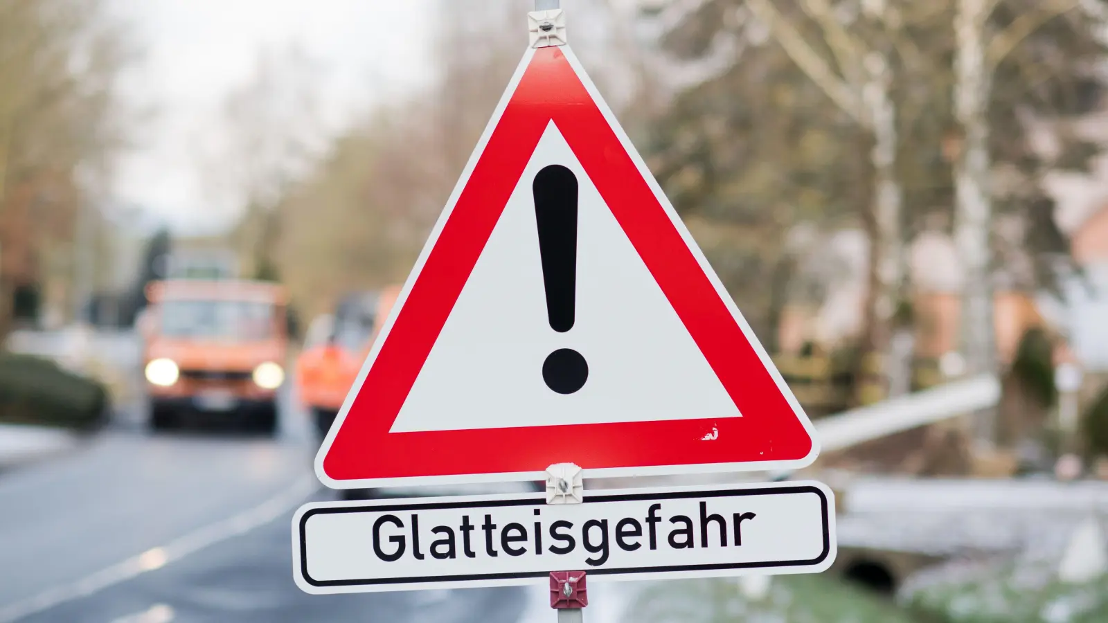 Glättegefahr: Zur Wochenmitte sollten Verkehrsteilnehmer in Bayern vorsichtig sein.  (Bild: Julian Stratenschulte/dpa)