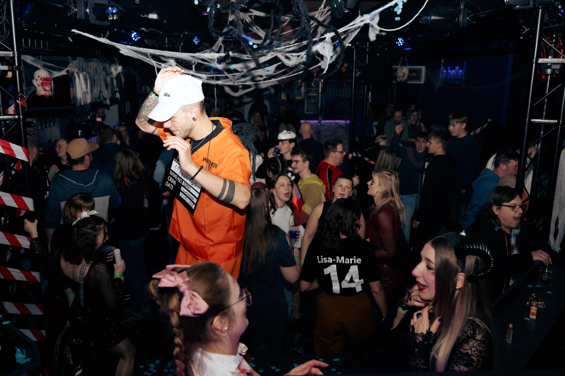 Im Labelle in Waidhaus waren am Freitag die Zombies, Teufel und Geister unterwegs und gaben zur Musik von DJ Michael B. zusammen Vollgas. (Bild: Timo Kraus)