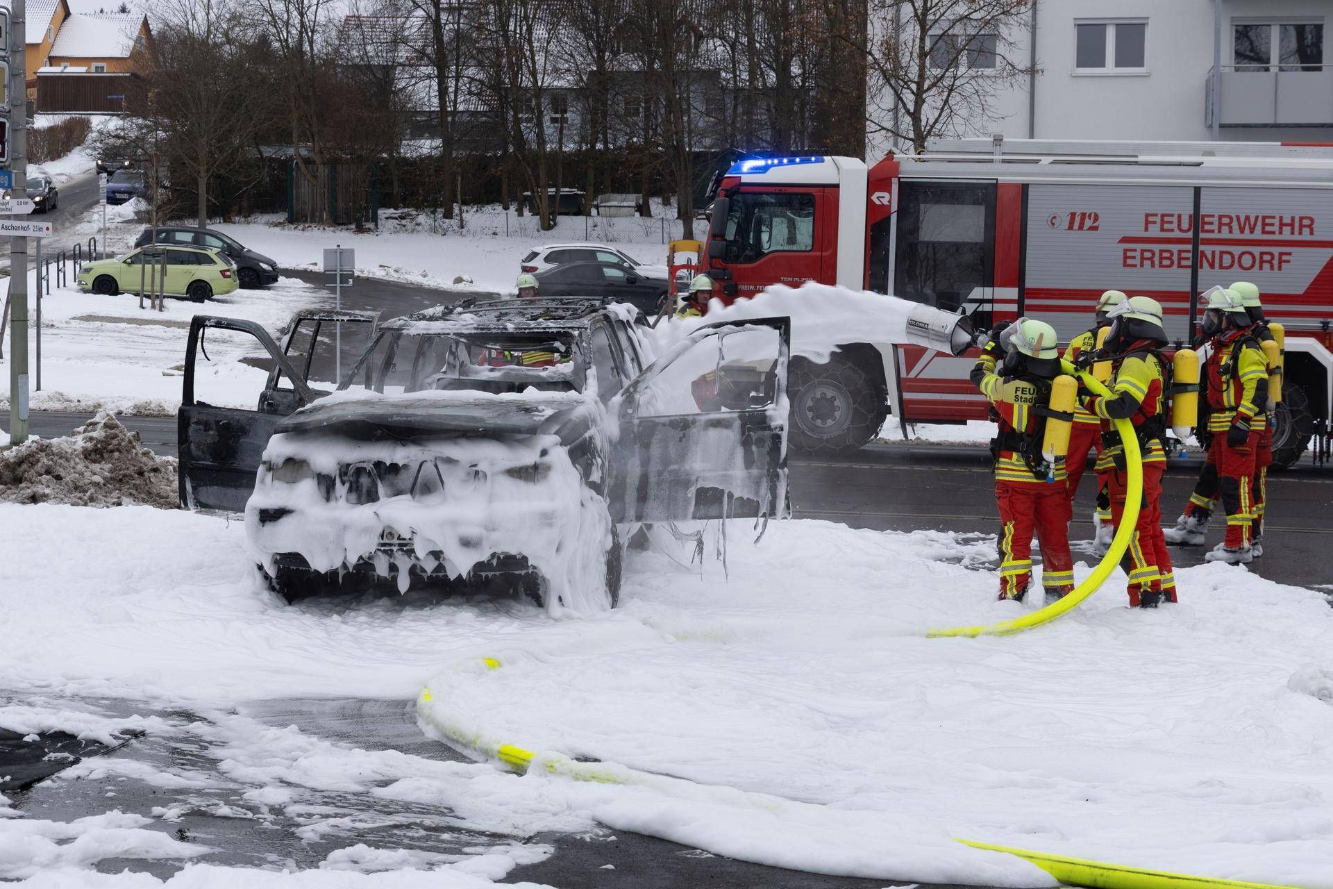 Ein Pkw ist in Erbendorf komplett abgebrannt. Die Ursache ist wohl ein technischer Defekt. (Bild: Roland Wellenhoefer)
