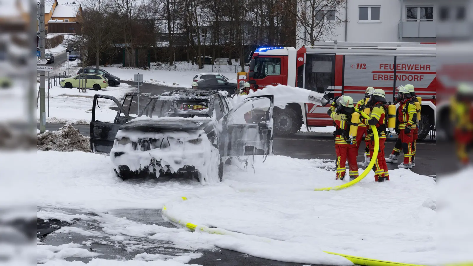 Ein Pkw ist in Erbendorf komplett abgebrannt. Die Ursache ist wohl ein technischer Defekt. (Bild: Roland Wellenhoefer)