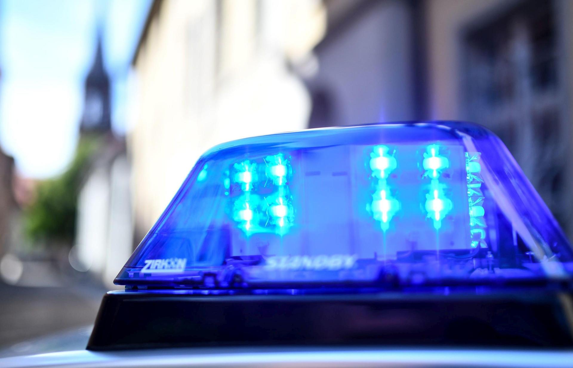 Die Polizei Vohenstrauß ermittelt in zwei Fällen von Unfallflucht: in Moosbach und in Bechtsrieth. (Bild: Patrick Seeger/dpa)