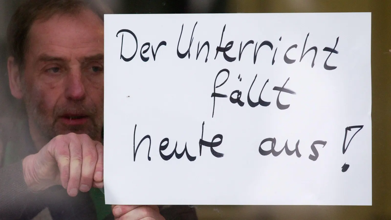 Am Freitag bleiben die Schulen in Weiden und im Landkreis Neustadt/WN geschlossen.  (Symbolbild: Friso Gentsch/dpa)